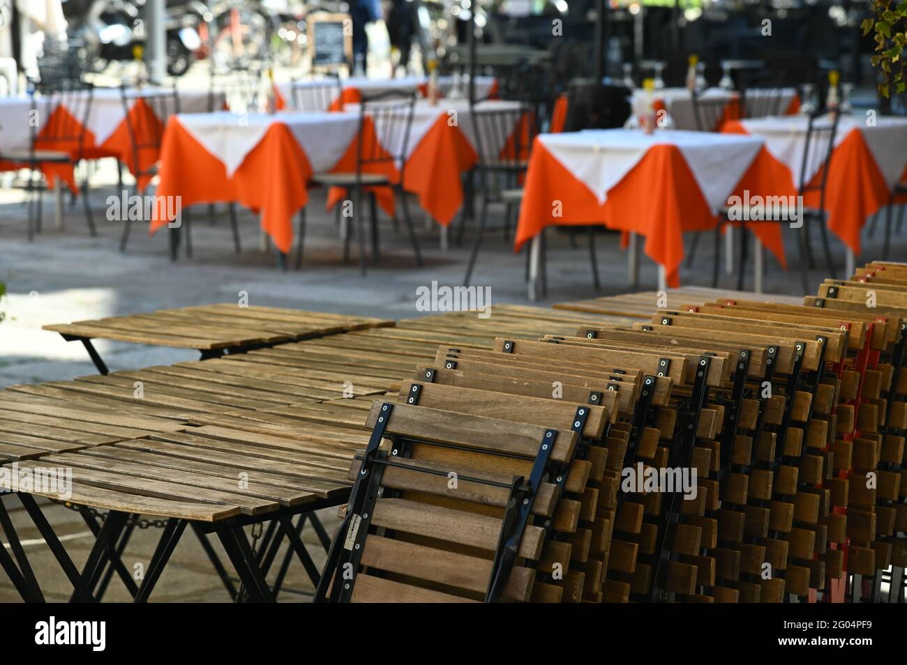 Vue sur la terrasse, mobilier en bois et les rangées de tables de restaurant vides organisées pour le dîner Banque D'Images