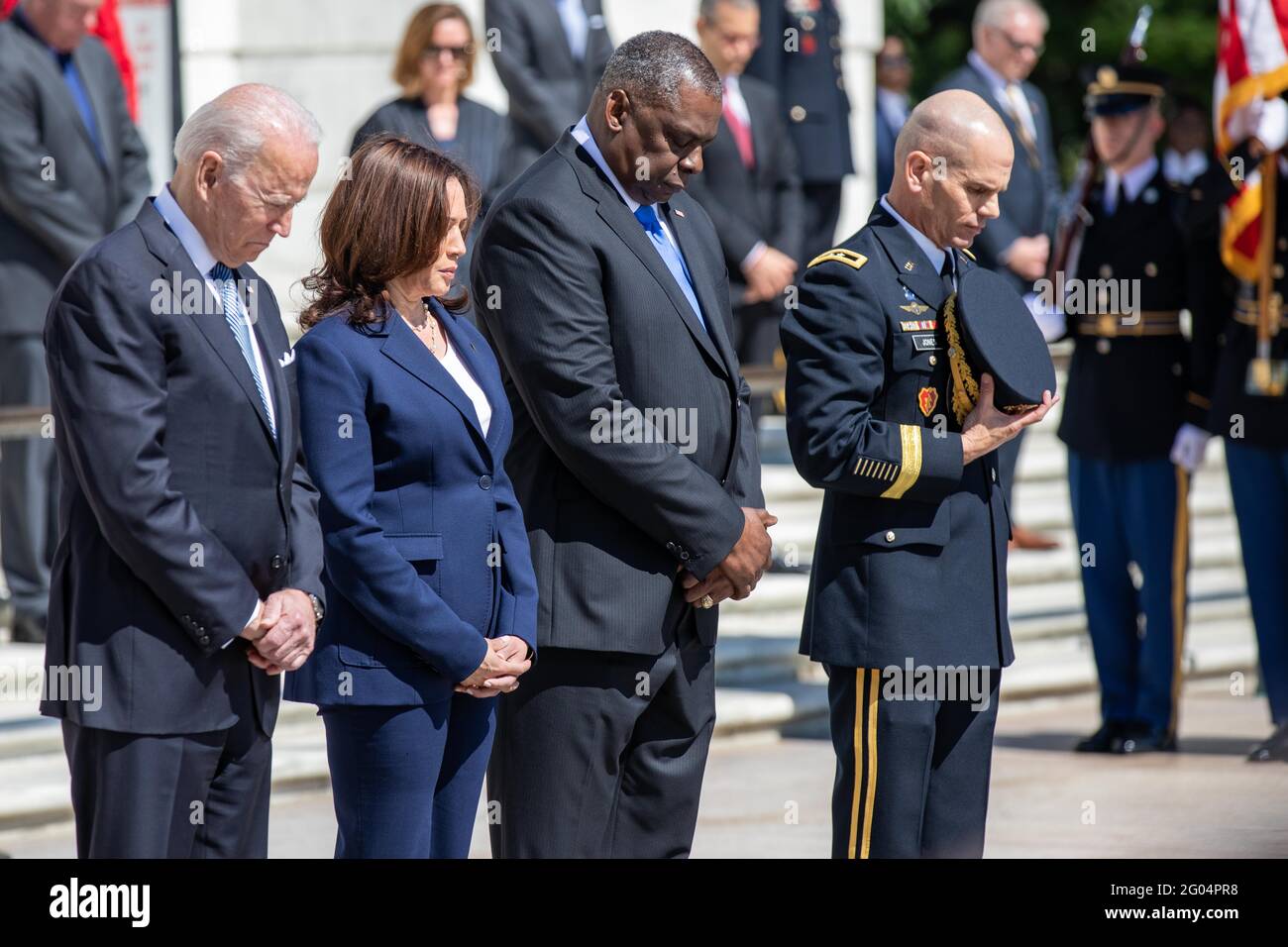 Arlington, États-Unis d'Amérique. 31 mai 2021. Le président américain Joe Biden, le vice-président Kamala Harris, le secrétaire à la Défense Lloyd Austin et le major général de l'Armée Omar Jones IV, à droite, saluent lors de la cérémonie de remise des serment des Forces armées présidentelles au cimetière national d'Arlington le 31 mai 2021, Arlington, Virginie. Credit: Planetpix/Alamy Live News Banque D'Images Arlington, États-Unis d'Amérique. 31 mai 2021. Le président américain Joe Biden, le vice-président Kamala Harris, le secrétaire à la Défense Lloyd Austin et le major général de l'Armée Omar Jones IV, à droite, saluent lors de la cérémonie de remise des serment des Forces armées présidentelles au cimetière national d'Arlington le 31 mai 2021, Arlington, Virginie. Credit: Planetpix/Alamy Live News Banque D'Images