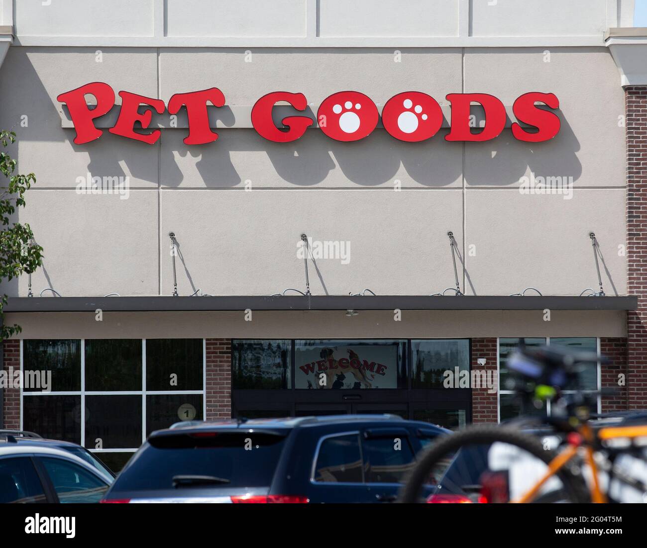 Chaîne de magasins vendant des fournitures pour animaux de compagnie dans un centre commercial de banlieue Banque D'Images