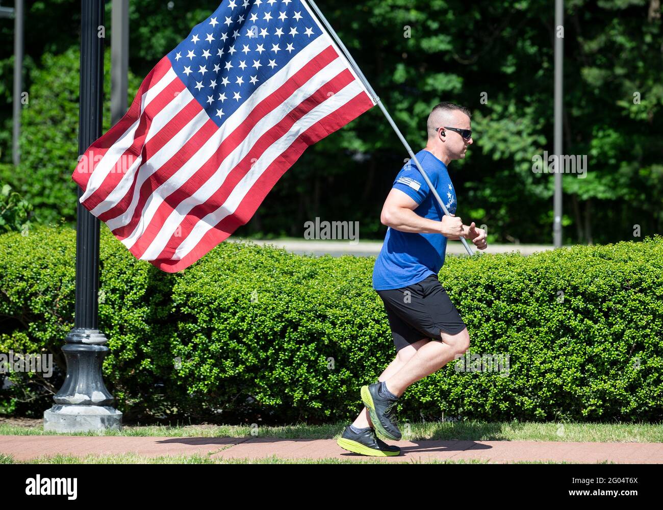 Jogging avec drapeau américain Banque D'Images
