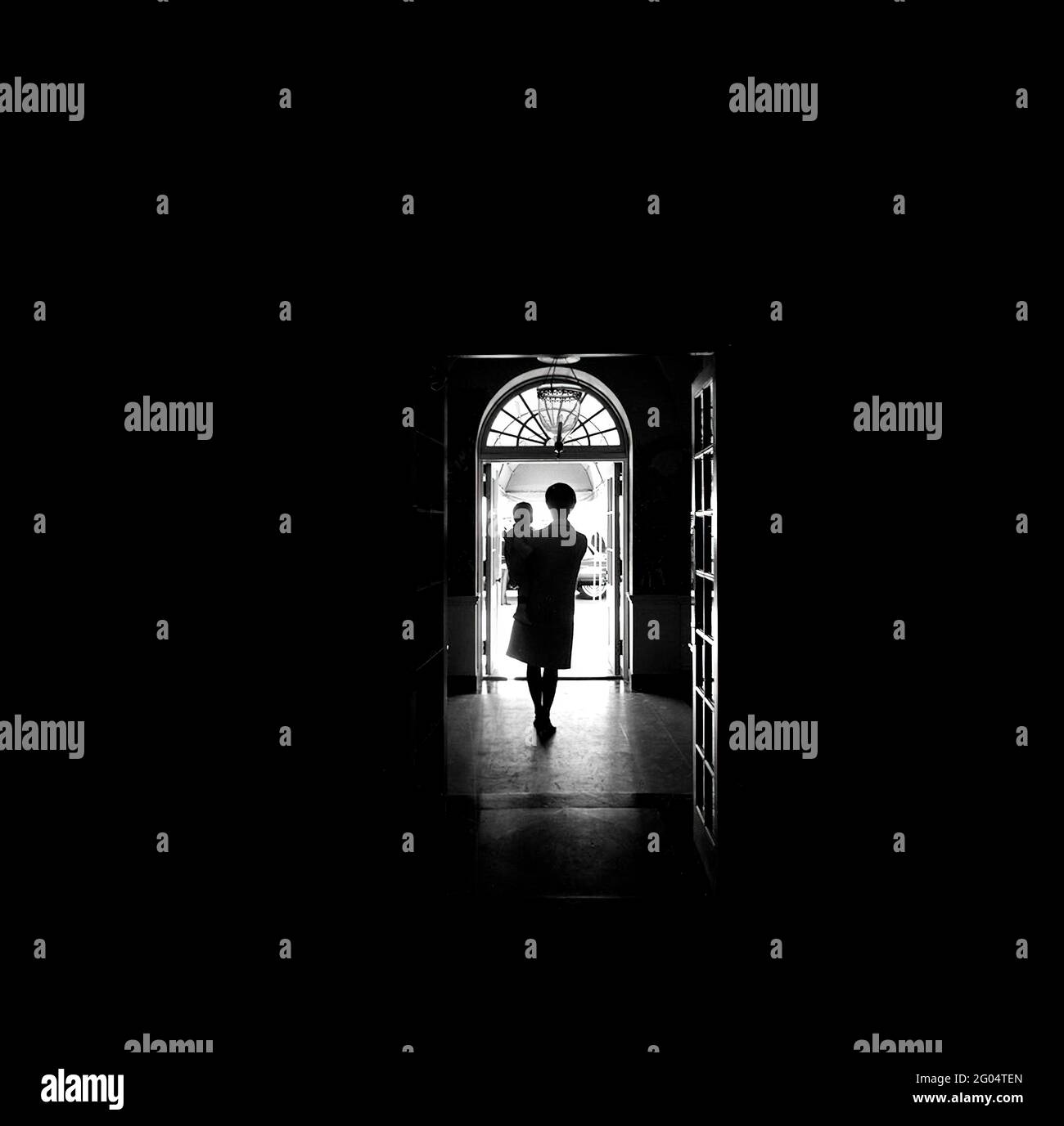 30 novembre 1962 la première dame Jacqueline Kennedy (JBK) et John F. Kennedy, Jr. (JFK, Jr.) attendant le président John F. Kennedy à la Maison Blanche. Banque D'Images