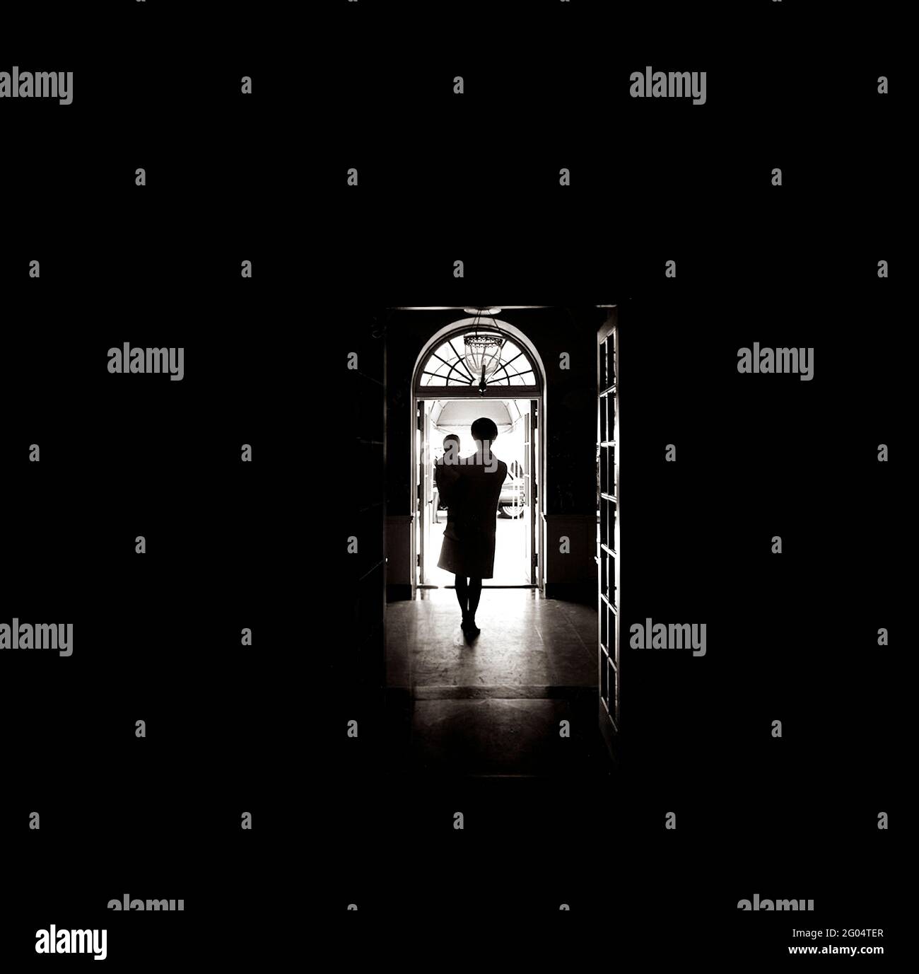 30 novembre 1962 la première dame Jacqueline Kennedy (JBK) et John F. Kennedy, Jr. (JFK, Jr.) attendant le président John F. Kennedy à la Maison Blanche. Banque D'Images