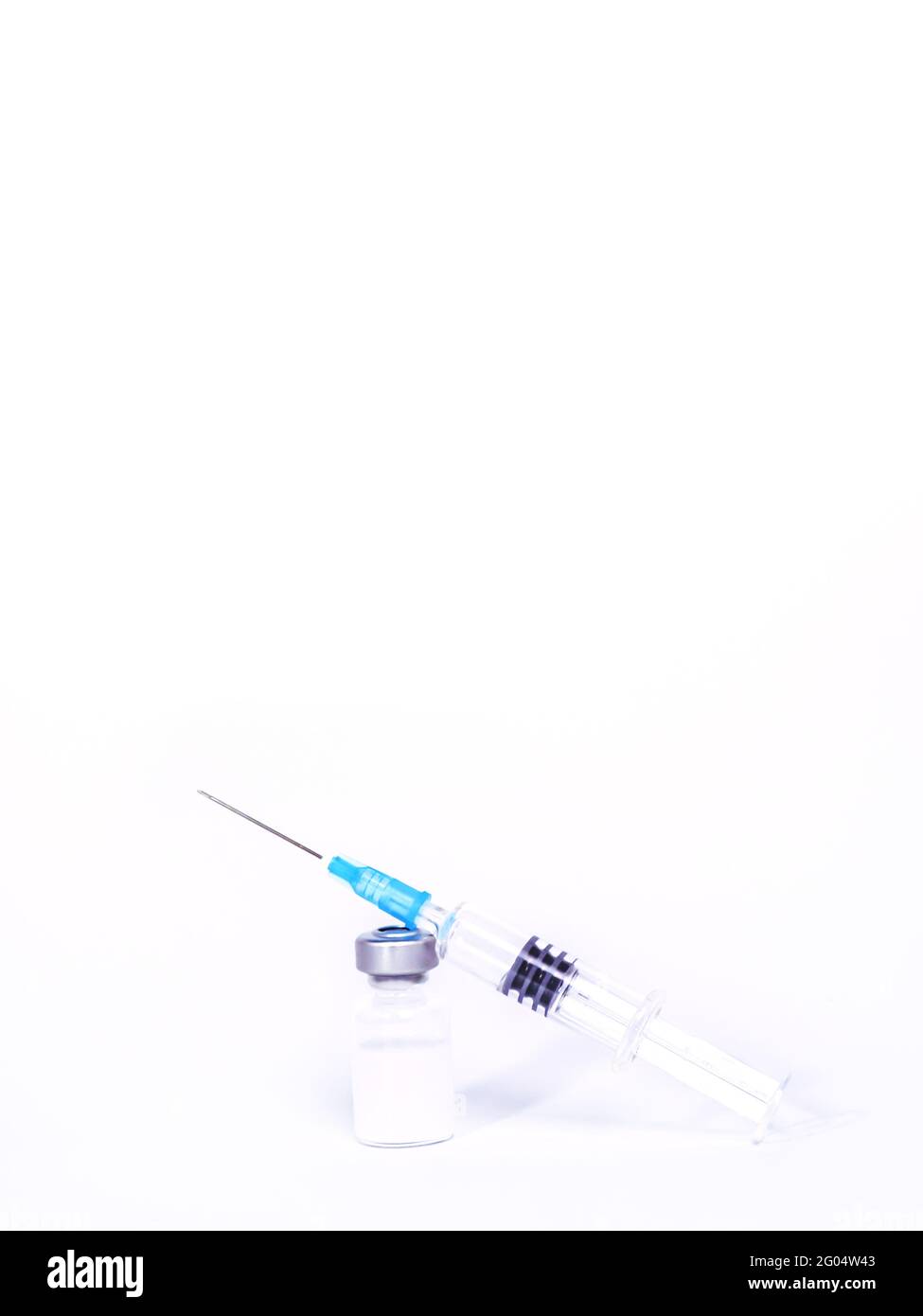 Flacon de vaccin médical et seringue d'injection isolés sur fond blanc Banque D'Images