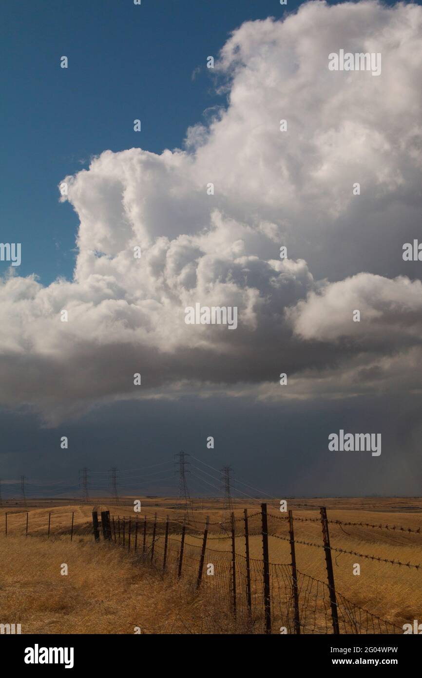 Un orage surmonte les contreforts de la chaîne côtière dans le comté de Merced, en Californie, dans la vallée de San Joaquin. Banque D'Images