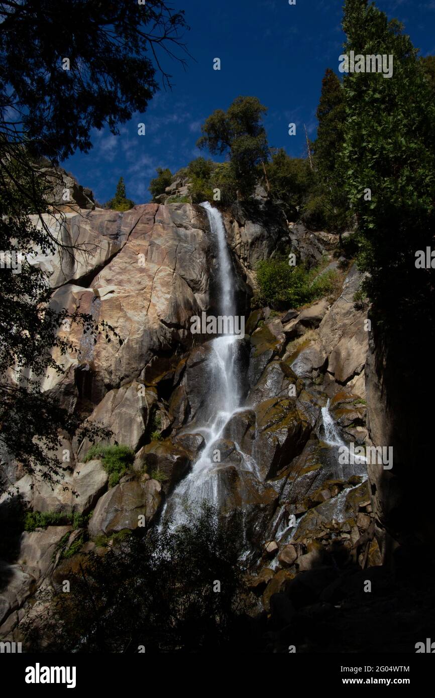 Les chutes de Grizzly créent une scène pittoresque tandis qu'elles plongent au-dessus d'un rockface exposé dans la forêt nationale de Sequoia en Californie. Banque D'Images