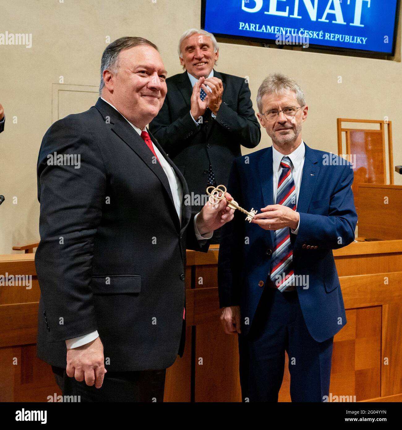 Le secrétaire d’État Mike Pompeo a prononcé un discours sur « assurer la liberté au cœur de l’Europe » et a participé à une séance de questions-réponses au Sénat tchèque, à Prague (République tchèque), le 12 août 2020, et a reçu une clé cérémonielle. Banque D'Images