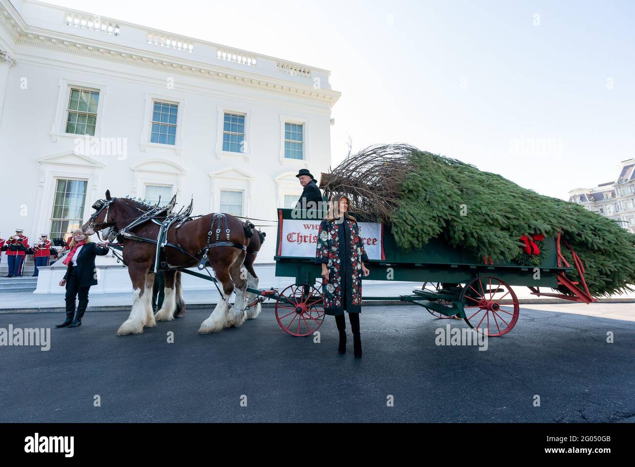 La première dame Melania Trump reçoit l'arbre de Noël de la Maison-Blanche le lundi 19 novembre 2018, au Portico nord de la Maison-Blanche Banque D'Images