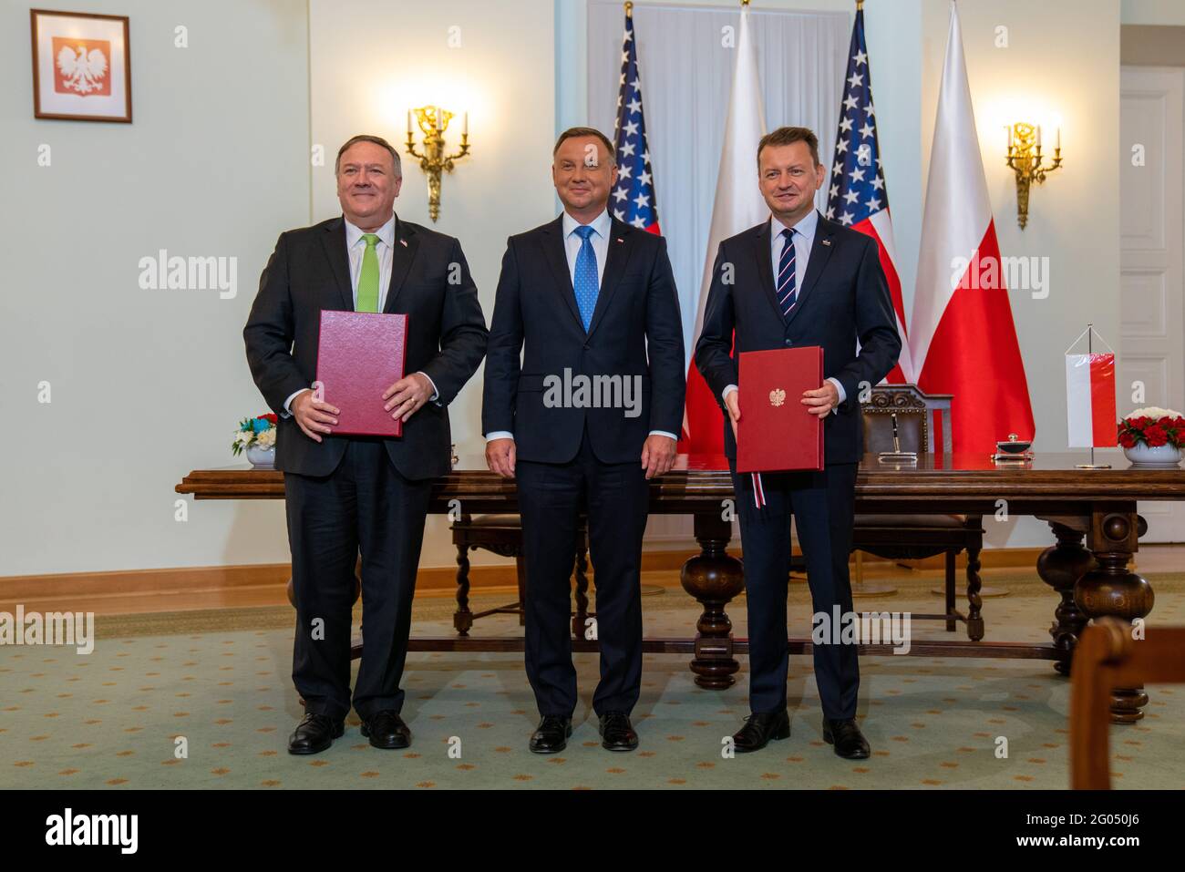 Le secrétaire d'État Michael R. Pompeo participe à une cérémonie de signature de l'accord de coopération renforcée entre les États-Unis et la Pologne avec le président polonais Andrzej Duda et le ministre polonais de la Défense nationale Mariusz Błaszczak, à Varsovie, en Pologne, le 15 août 2020, Banque D'Images