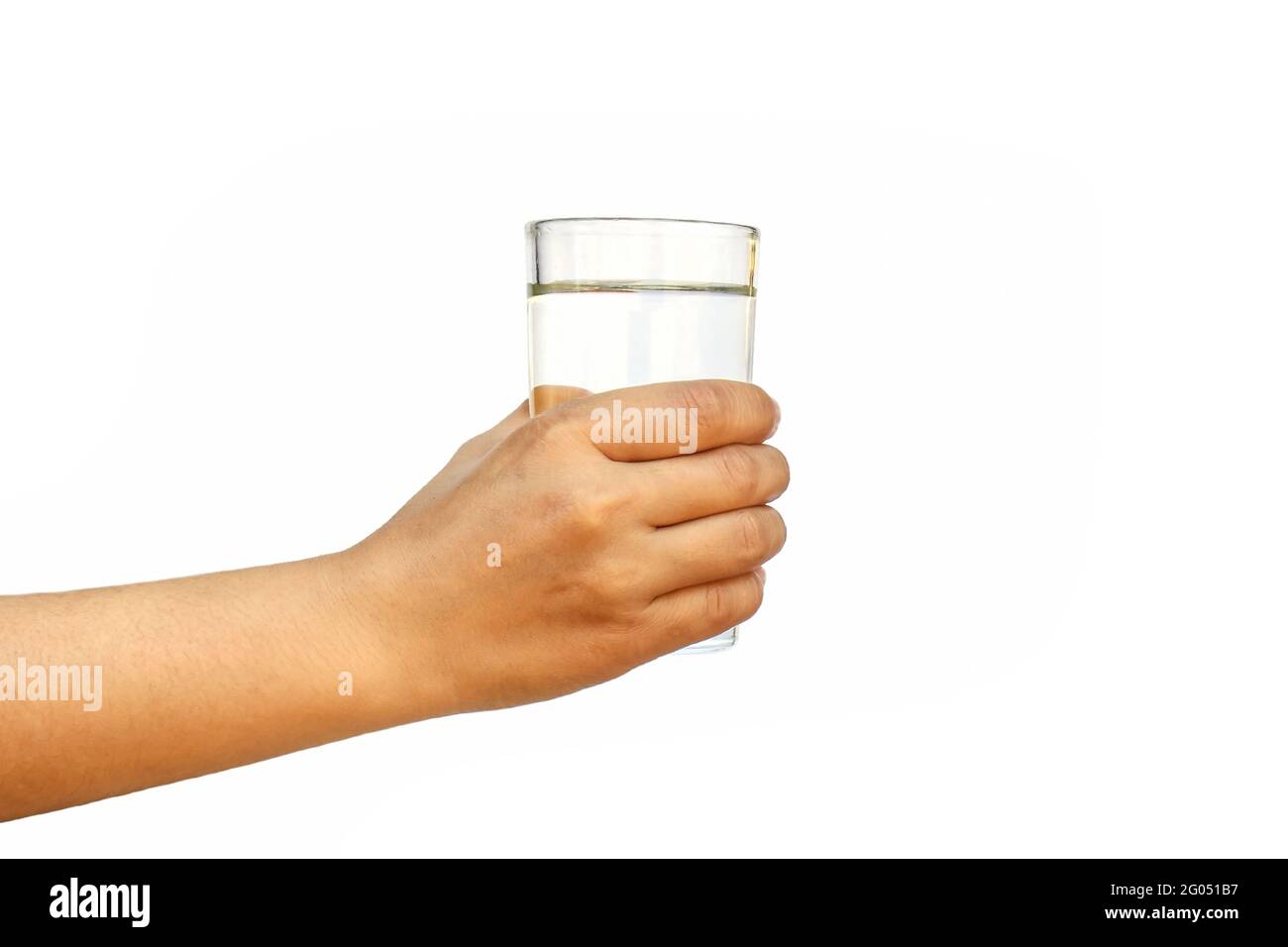 Concept de mode de vie sain.jeune femme tenant des verres d'eau transparents isolés sur fond blanc. Banque D'Images
