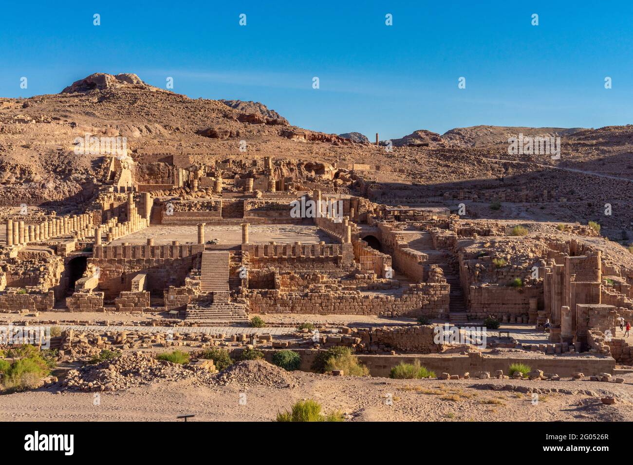 Vue d'ensemble du grand temple et de la porte temenos dans le site archéologique de petra, jordanie Banque D'Images