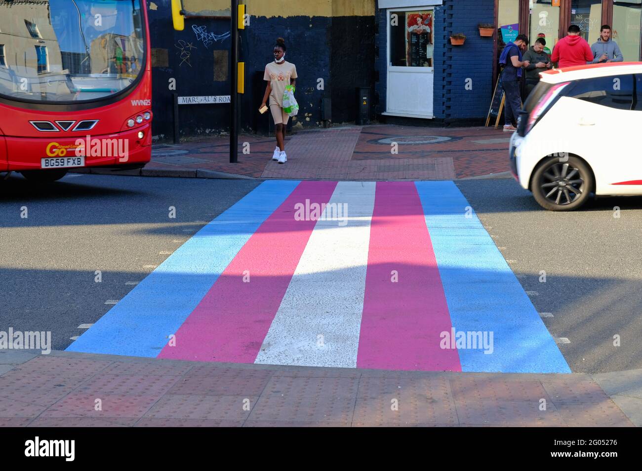 Sutton, Surrey, Royaume-Uni. Le premier point de passage pour piétons au Royaume-Uni peint dans les couleurs du drapeau transgenre a été dévoilé dans la ville du sud de Londres. Banque D'Images