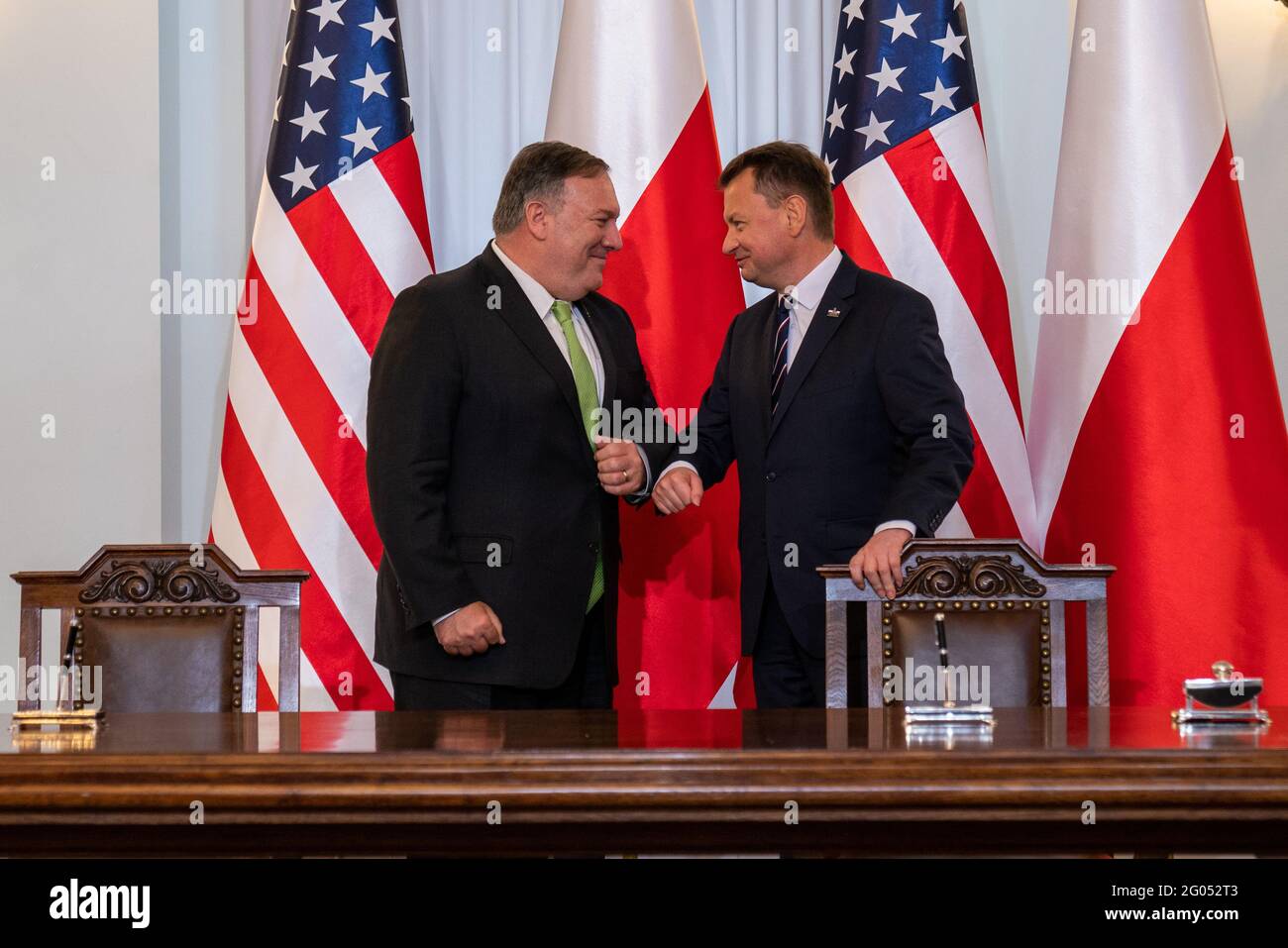 Le secrétaire d'État Michael R. Pompeo participe à une cérémonie de signature de l'accord de coopération renforcée entre les États-Unis et la Pologne avec le président polonais Andrzej Duda et le ministre polonais de la Défense nationale Mariusz Błaszczak, à Varsovie, en Pologne, le 15 août 2020, Banque D'Images