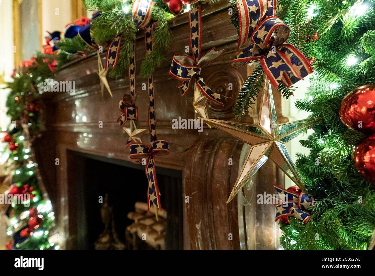 La salle est de la Maison Blanche est décorée pour la saison de Noël le dimanche 1er décembre 2019, lors d'un examen des décorations de la première dame Melania Trump Banque D'Images