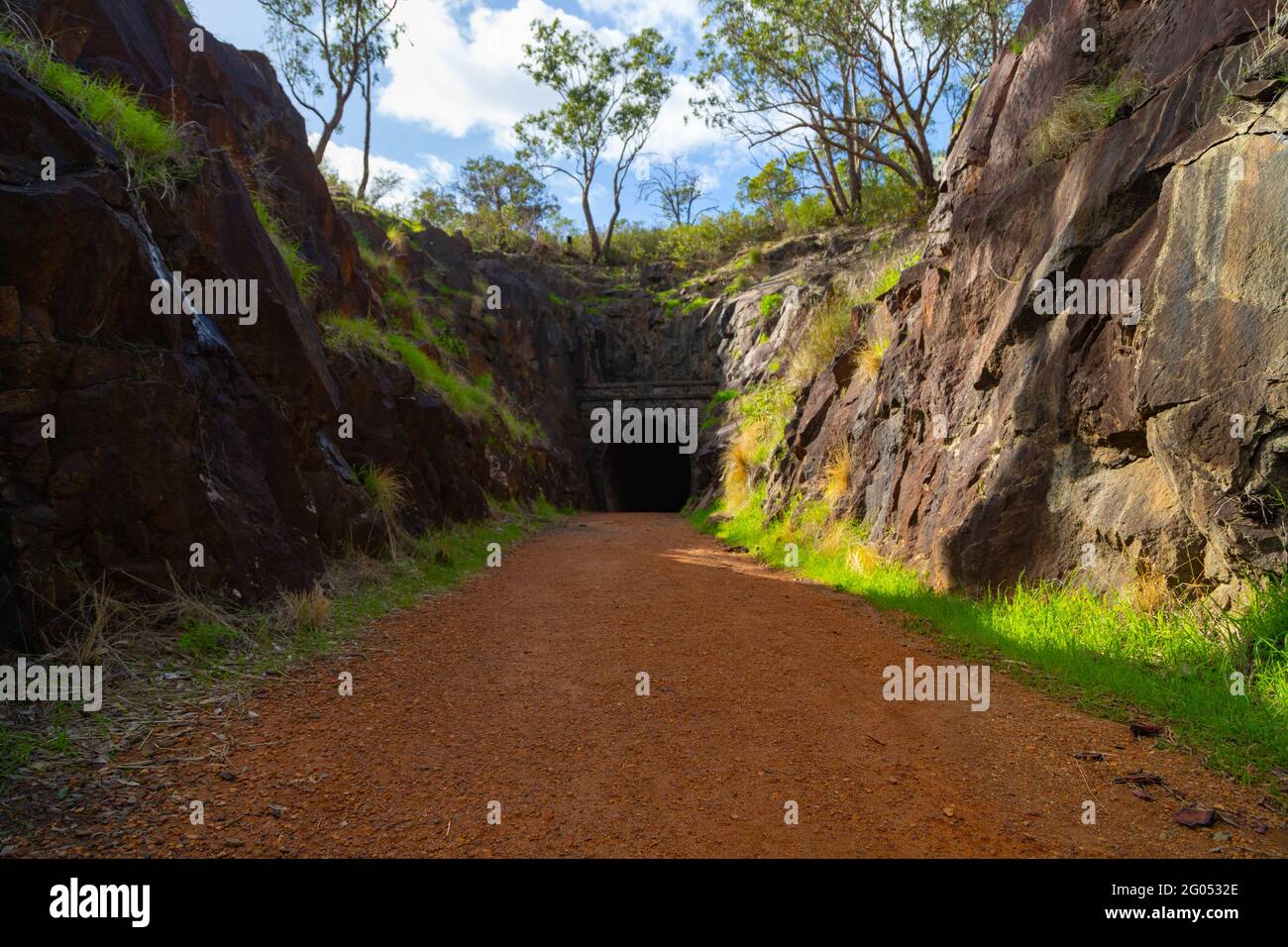 Le tunnel Swan View, dans le parc national John Forrest, a été ouvert pour la circulation ferroviaire en 1896 dans le cadre de l'alignement du chemin de fer de l'est et a fermé en 1966. Banque D'Images