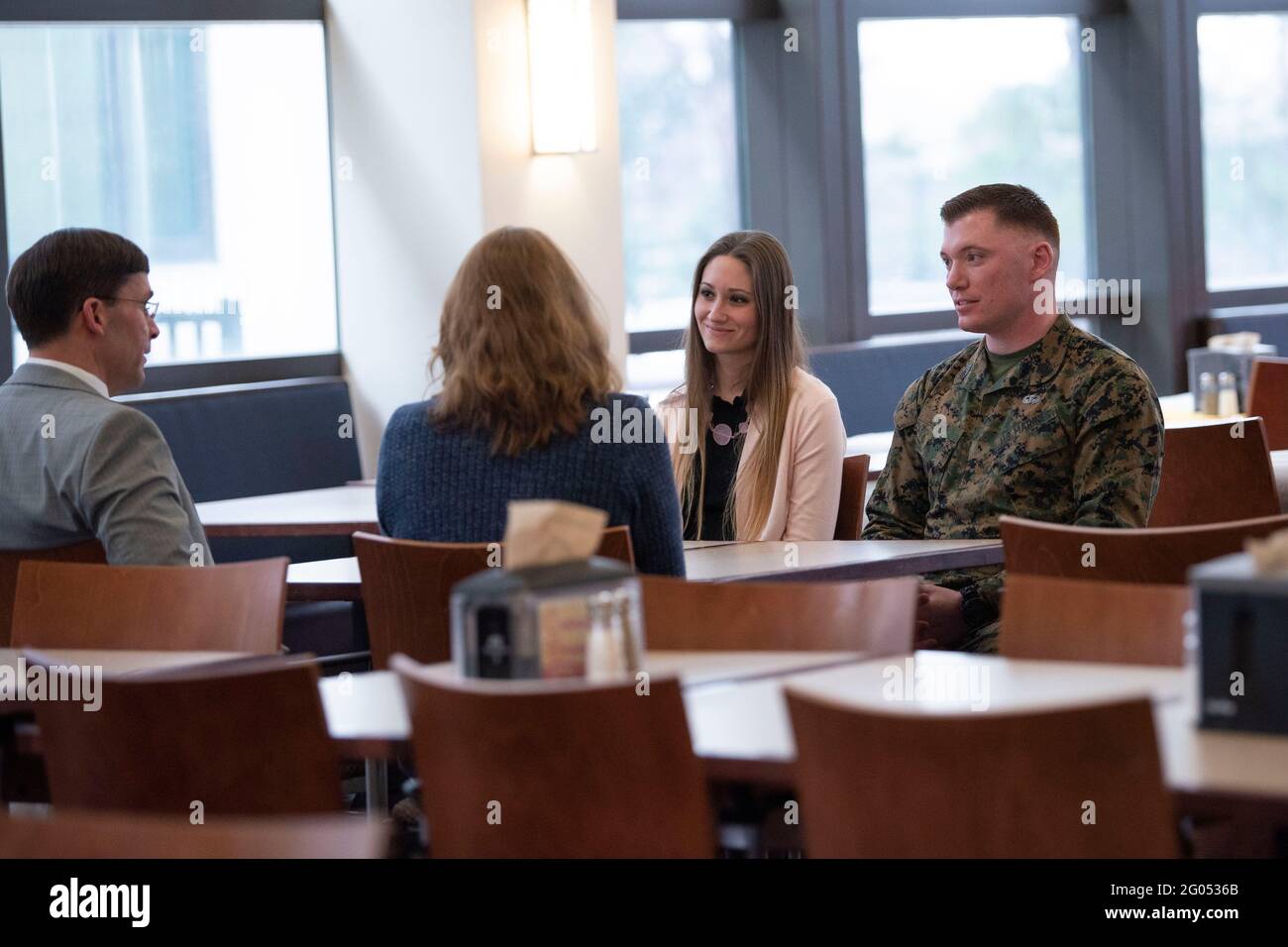 Reportage : le secrétaire de la Défense, Mark T. Esper, visite un membre du service au Walter Reed National Military Medical Centre, Bethesda, Md., le 6 mars 2020. Banque D'Images