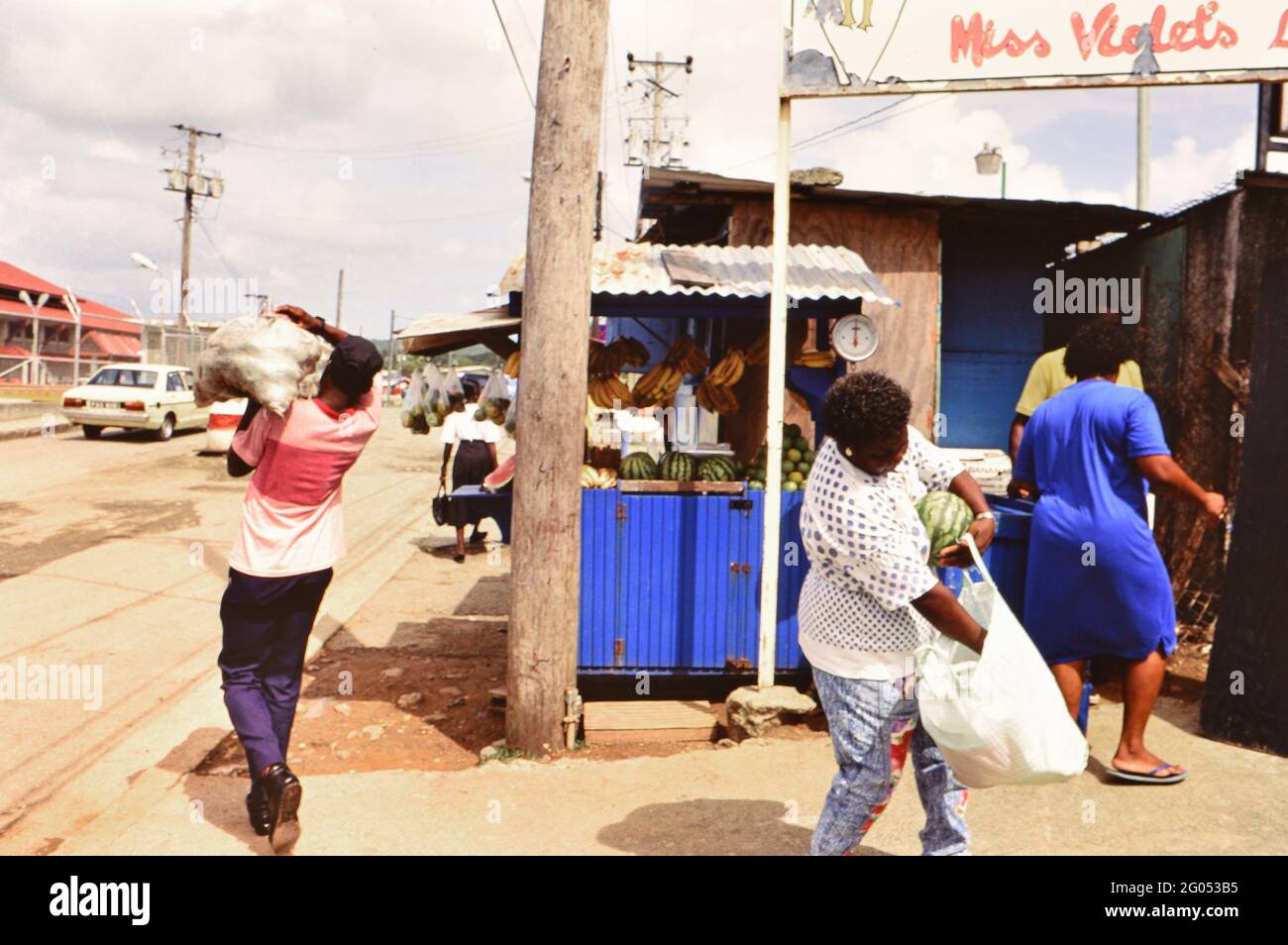 Années 1990 Trinité-et-Tobago - scène de rue à l'extérieur du marché à Trinité-et-Tobago vers la fin des années 1990 Banque D'Images