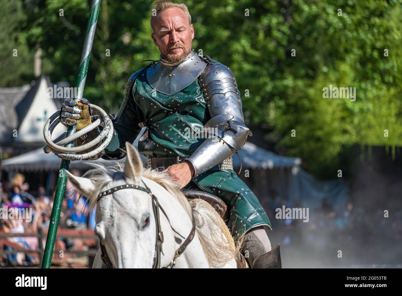 Georgia Renaissance Festival Tournoi de joute concurrent équitation d'un cheval blanc pendant des joutes à Fairburn (Metro Atlanta), Géorgie. (ÉTATS-UNIS) Banque D'Images Georgia Renaissance Festival Tournoi de joute concurrent équitation d'un cheval blanc pendant des joutes à Fairburn (Metro Atlanta), Géorgie. (ÉTATS-UNIS) Banque D'Images
