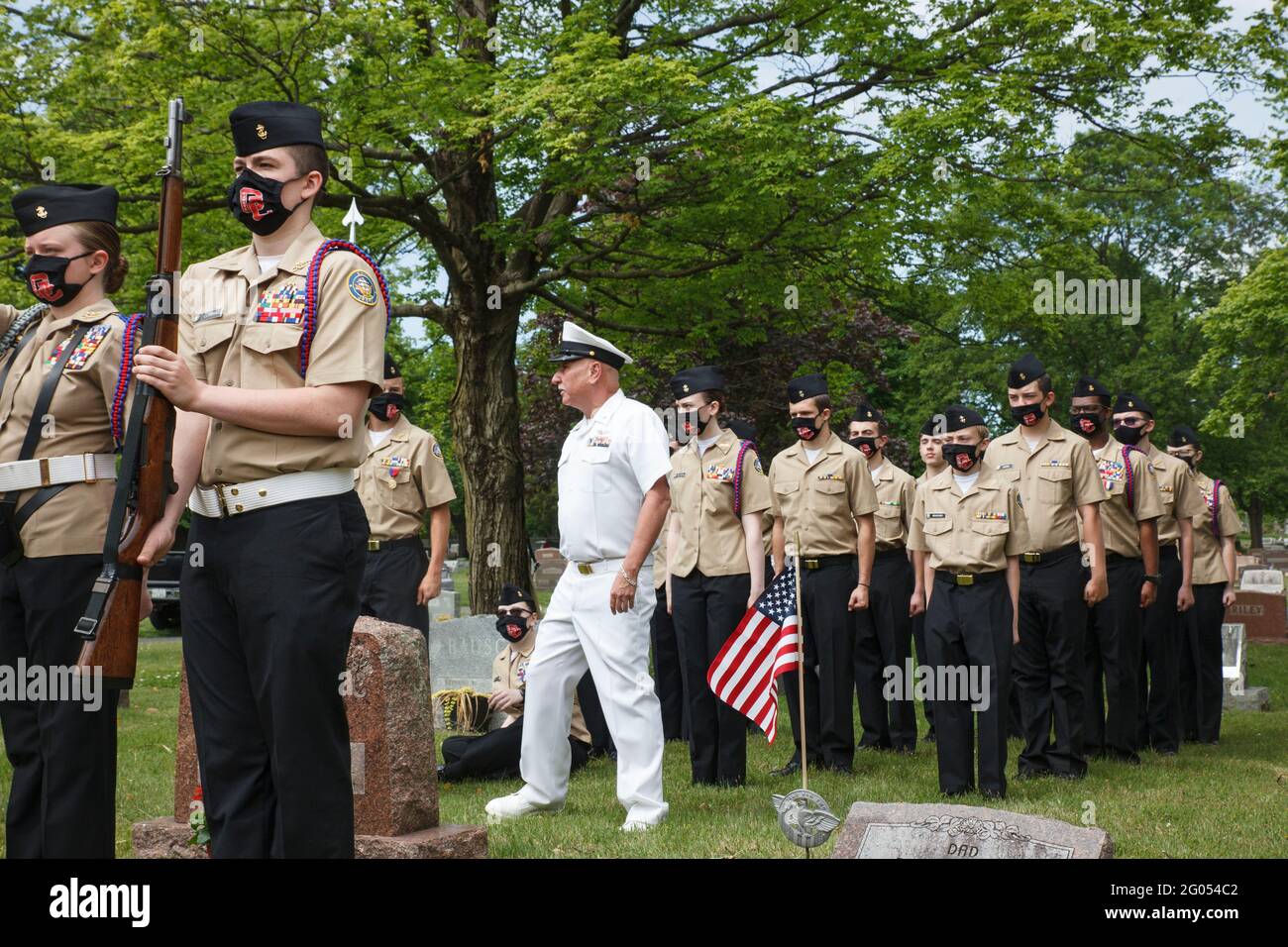 Grove, États-Unis. 31 mai 2021. Le corps d'instruction des officiers de réserve juniors de la Marine est en formation pour participer au service du jour du souvenir au cimetière de Grove City. Le poste Paschall 164 de la Légion américaine et les anciens combattants de la guerre étrangère 8198 accueillent le service du jour du souvenir au cimetière de Grove City. Crédit : SOPA Images Limited/Alamy Live News Banque D'Images