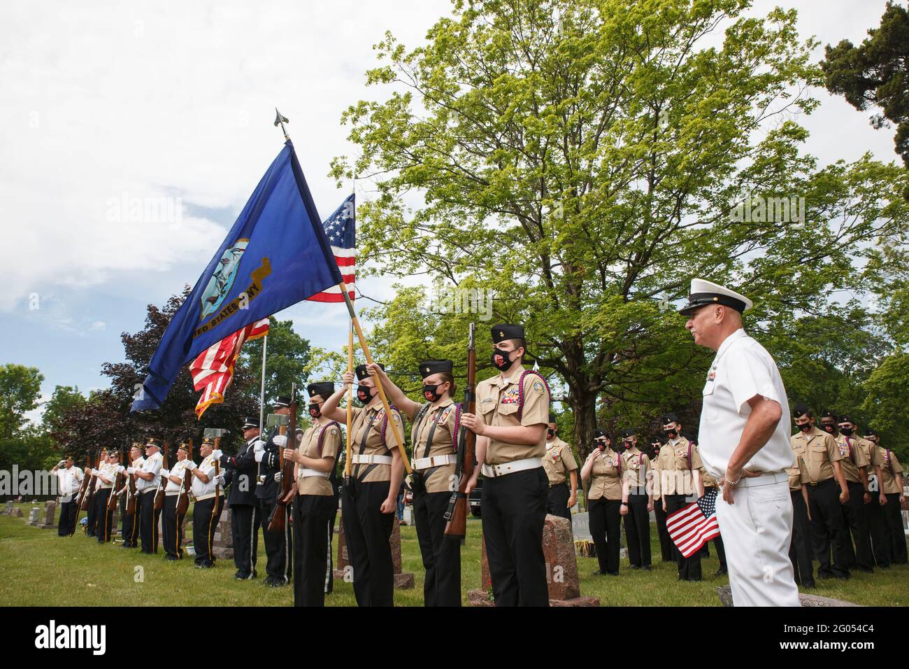 Grove, États-Unis. 31 mai 2021. Le corps d'instruction des officiers de réserve juniors de la Marine (couleur kaki) et les membres de la Garde d'honneur (chemises blanches) participent à un service du jour du souvenir au cimetière de Grove City. Le poste Paschall 164 de la Légion américaine et les anciens combattants de la guerre étrangère 8198 accueillent le service du jour du souvenir au cimetière de Grove City. Crédit : SOPA Images Limited/Alamy Live News Banque D'Images