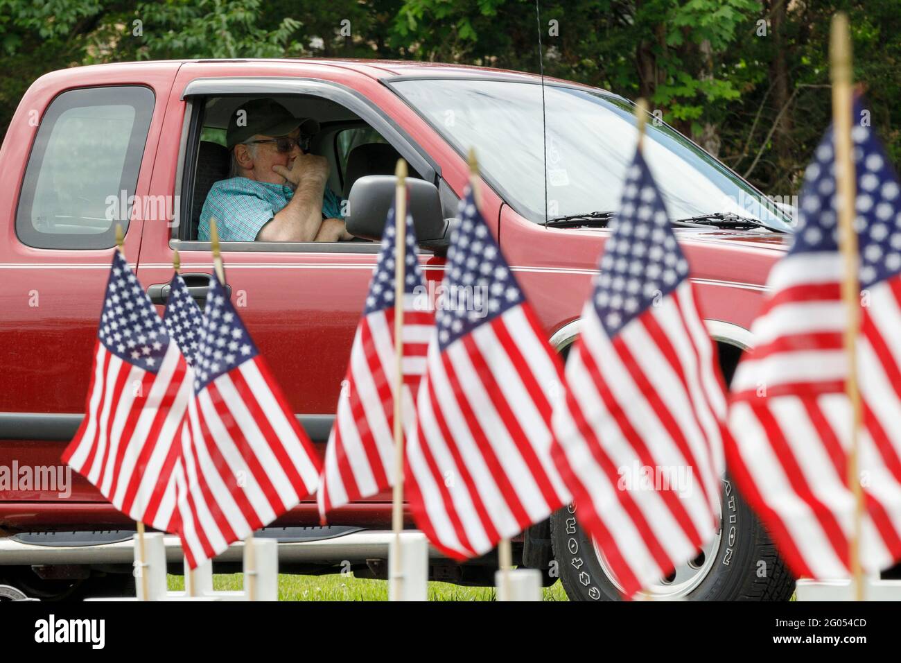 Grove, États-Unis. 31 mai 2021. Bob James, ancien combattant de la Force aérienne de Grove City, Ohio, âgé de 71 ans, Assis dans un pick-up Chevrolet couvrant son visage pendant la procession du service du jour du souvenir pour honorer les anciens combattants.le poteau de Paschall de la Légion américaine 164 et les anciens combattants de la guerre étrangère 8198 accueillent le service du jour du souvenir au cimetière de Grove City. Crédit : SOPA Images Limited/Alamy Live News Banque D'Images