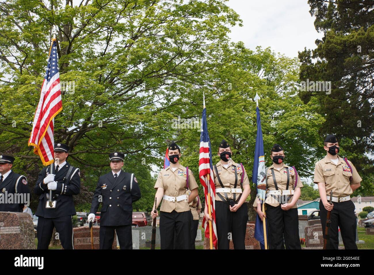 Grove, États-Unis. 31 mai 2021. Le corps d'instruction des officiers de réserve juniors de la Marine participe au service du jour du souvenir. Le poste Paschall 164 de la Légion américaine et les anciens combattants de la guerre étrangère 8198 accueillent le service du jour du souvenir au cimetière de Grove City. Crédit : SOPA Images Limited/Alamy Live News Banque D'Images