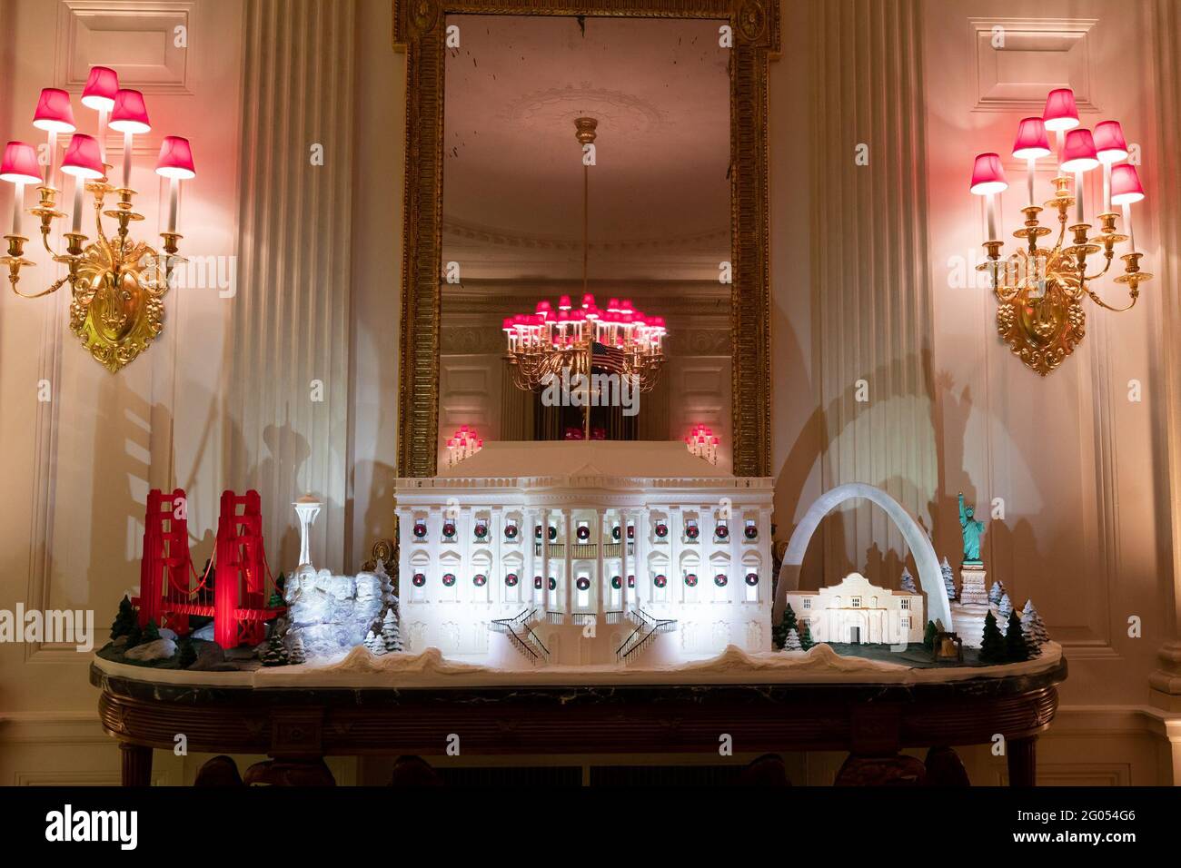 La maison en pain d'épice est vue dans la salle à manger de l'État de la Maison Blanche le dimanche 1er décembre 2019, lors d'une revue des décorations par la première dame Melania Trump Banque D'Images