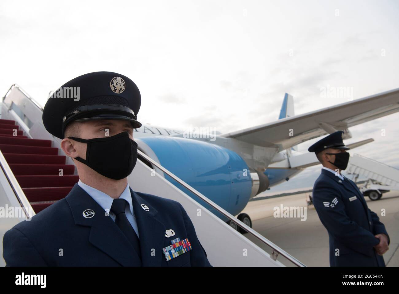 Reportage: Sergent d'état-major de la Force aérienne. Taylor Shelton et l'aviateur principal Oscar Rodriguez tiennent leurs postes à l'avion du secrétaire à la Défense, Mark T. Esper, avant le départ pour Los Angeles, à la base conjointe Andrews, Maryland, le 16 septembre 2020. Banque D'Images