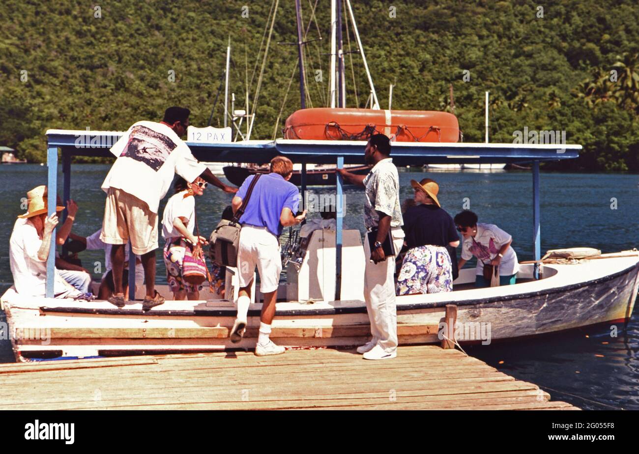 Années 1990 Sainte-Lucie (Caraïbes orientales) - les touristes embarquant à bord d'un bateau d'excursion autour de la magnifique baie de Marigot où le film Dr. Doolittle a été filmé ca. 1998 Banque D'Images