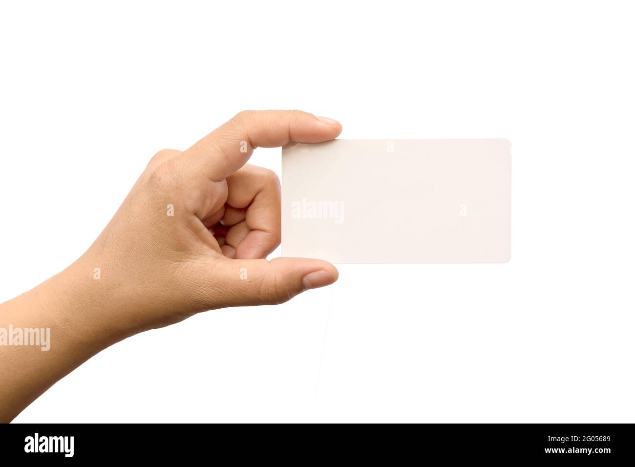 Main femelle avec une carte vierge isolée sur fond blanc avec un chemin d'écrêtage. Banque D'Images