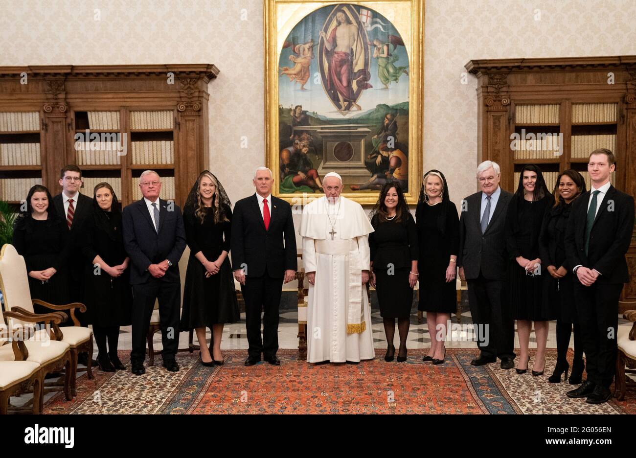 Le vice-président Mike Pence et Mme Karen Pence posent pour des photos avec le pape François le vendredi 24 janvier 2020, à la bibliothèque papale du Vatican Banque D'Images