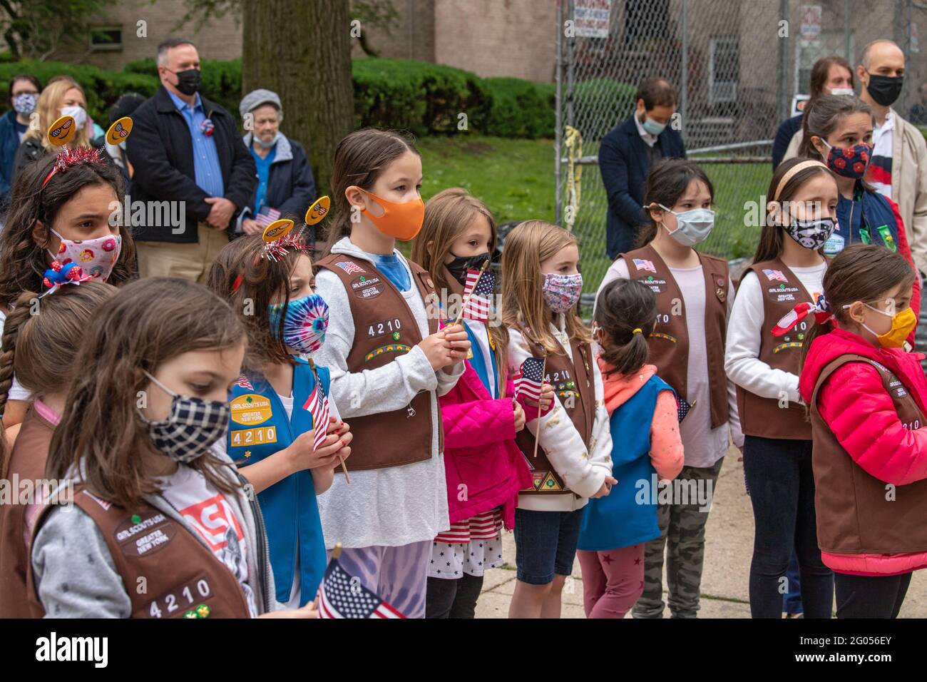 New York, États-Unis. 31 mai 2021. Les participants tiennent des drapeaux à la cérémonie du jour commémoratif 2021 des American Legion Boulevard Gardens dans le quartier Queens de New York. Le Memorial Day est un jour férié fédéral en l'honneur du personnel militaire qui est décédé dans l'exercice de ses fonctions militaires. Crédit : SOPA Images Limited/Alamy Live News Banque D'Images