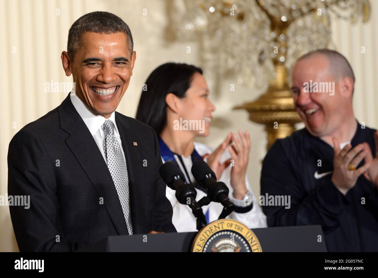 Reportage: Le président Barack Obama rit à un événement de la Maison Blanche qui rend hommage aux athlètes américains des Jeux olympiques et paralympiques d'hiver de 2014, Washington, D.C., le 3 avril 2014. Julie Chu et Jon Lujan (tout à droite) sont photographiés avec Obama. Banque D'Images