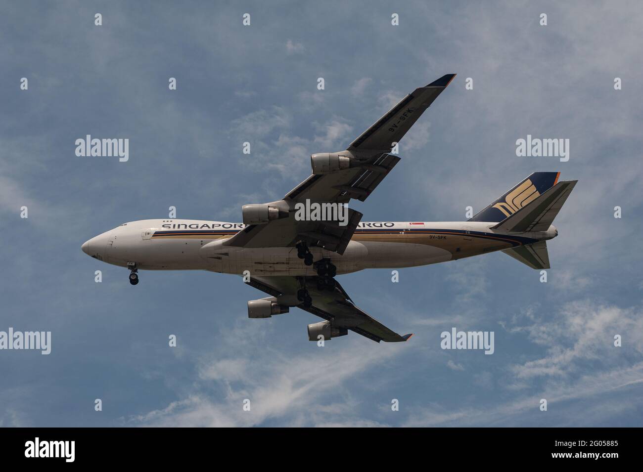 26.05.2021, Singapour, République de Singapour, Asie - UN avion cargo de Singapore Airlines Boeing 747-400 F approche de l'aéroport Changi pour atterrir. Banque D'Images