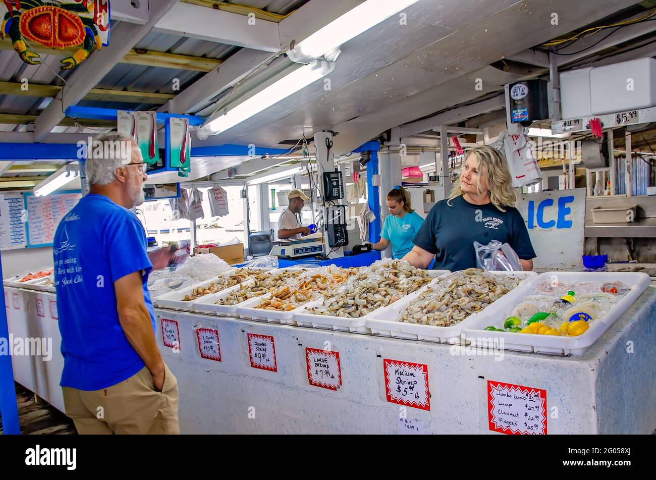 Un client achète des crevettes fraîches à Billy’s Seafood on the bon Secour River, le 27 mai 2021, à bon Secour, Alabama. Banque D'Images