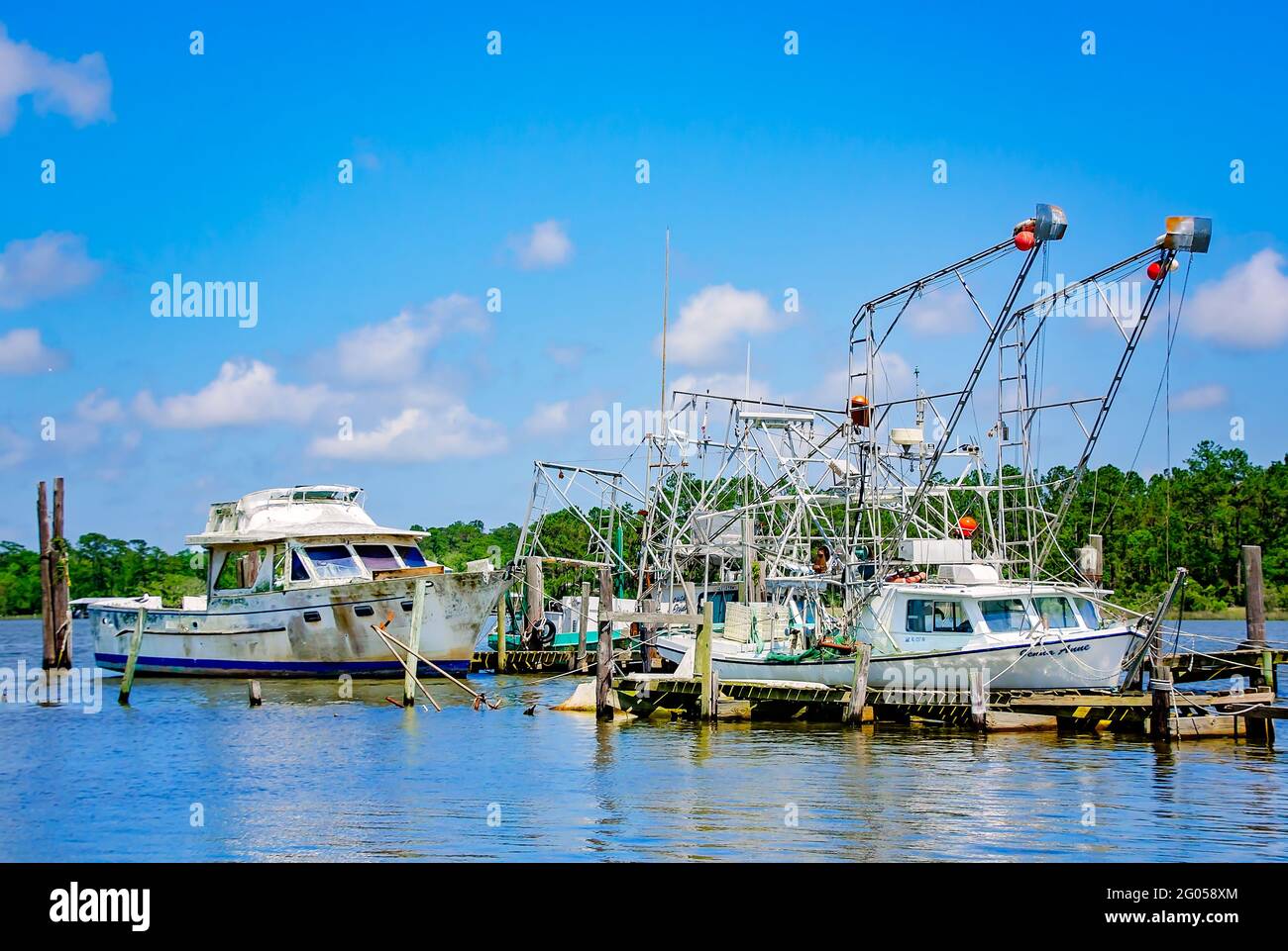 Des bateaux à crevettes sont amarrés sur la rivière bon Secour, le 27 mai 2021, à bon Secour, Alabama. Banque D'Images