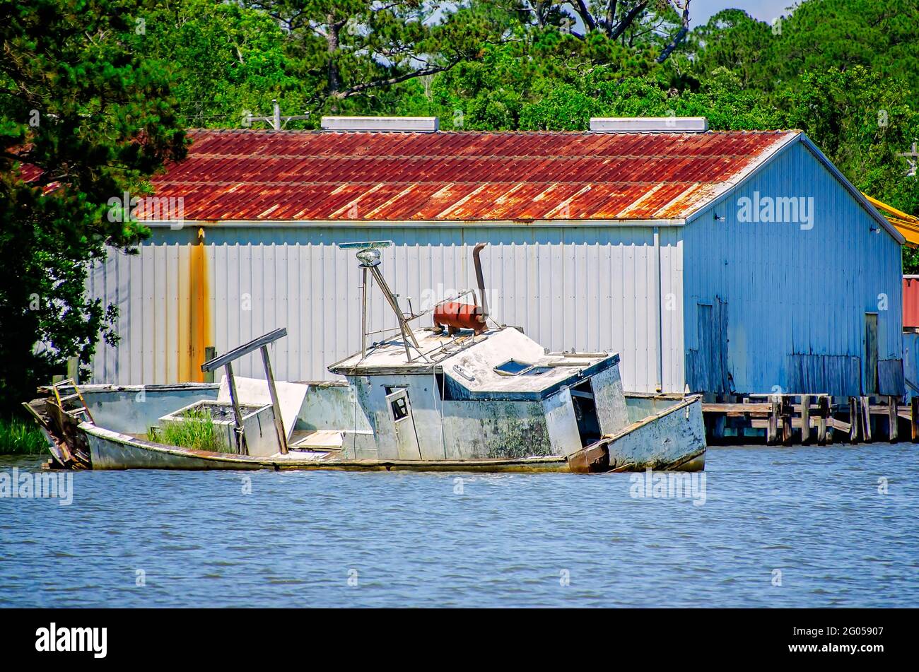 Un bateau de pêche en contrebas est partiellement immergé dans la rivière bon Secour, le 27 mai 2021, à bon Secour, Alabama. Banque D'Images