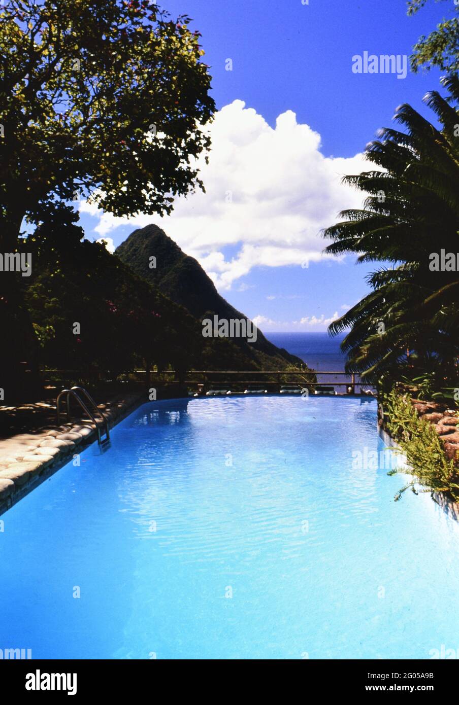 Années 1990 Sainte-Lucie (Caraïbes orientales) - Ladera Resort, avec une vue spectaculaire sur les Pitons, la zone de la piscine ca. 1998 Banque D'Images