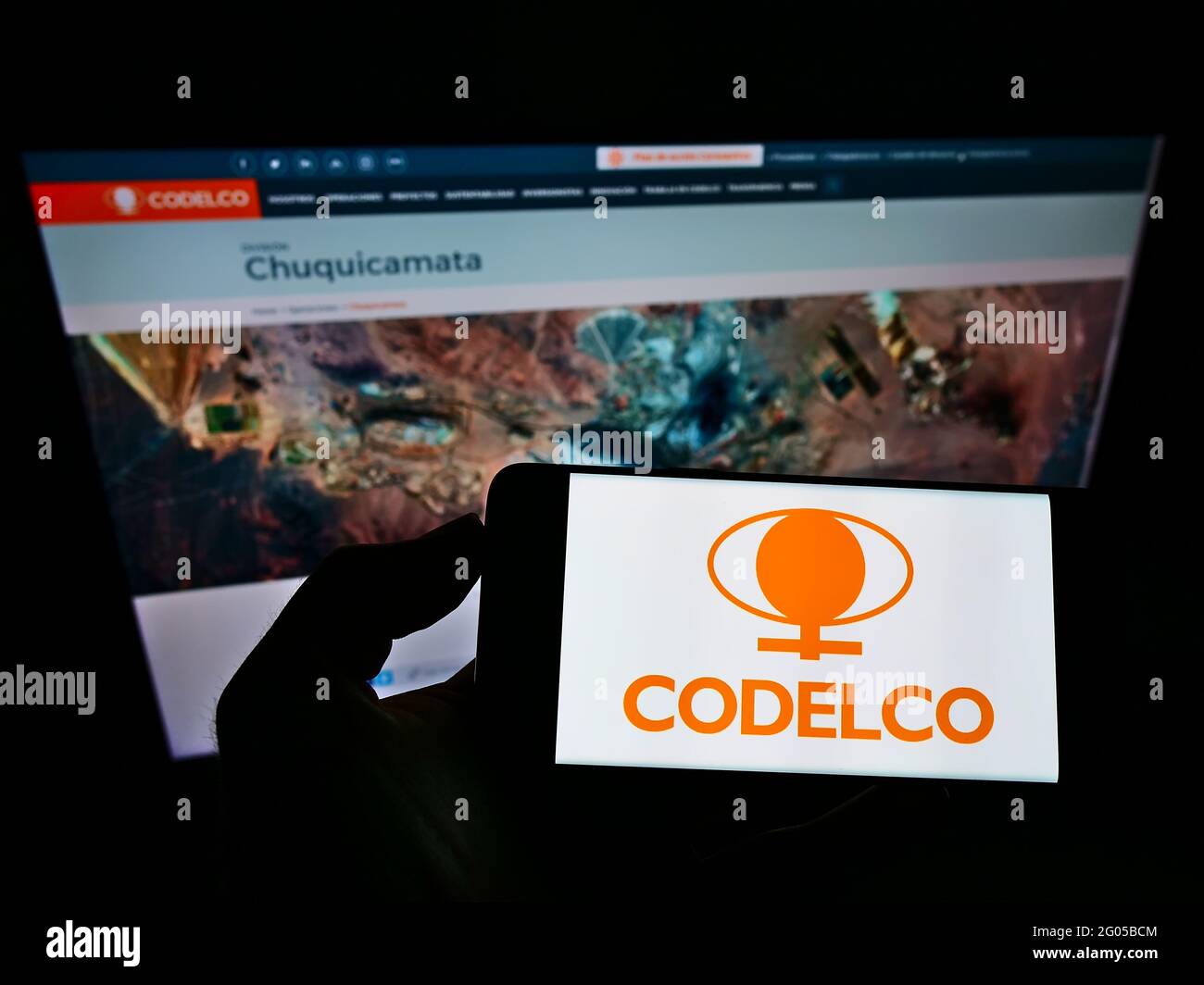 Personne tenant un smartphone avec le logo de la société minière chilienne Codelco à l'écran devant le site Web. Mise au point sur l'affichage du téléphone. Banque D'Images