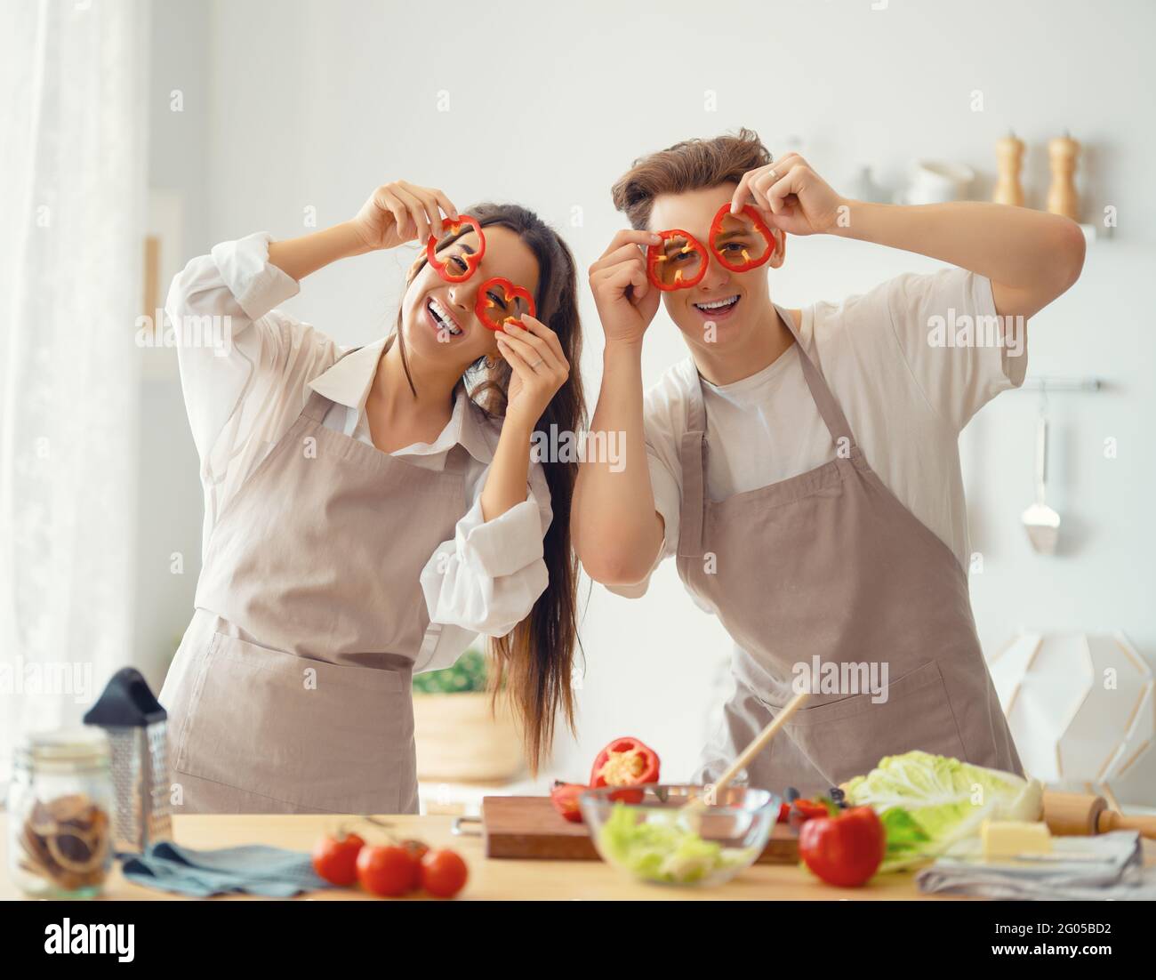 Une alimentation saine à la maison. Le couple heureux aimant prépare le bon repas dans la cuisine. Banque D'Images