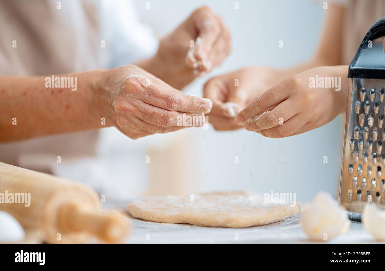 Vue rapprochée des boulangers en cours. Pain maison. Mains préparant la pâte sur une table en bois. Banque D'Images