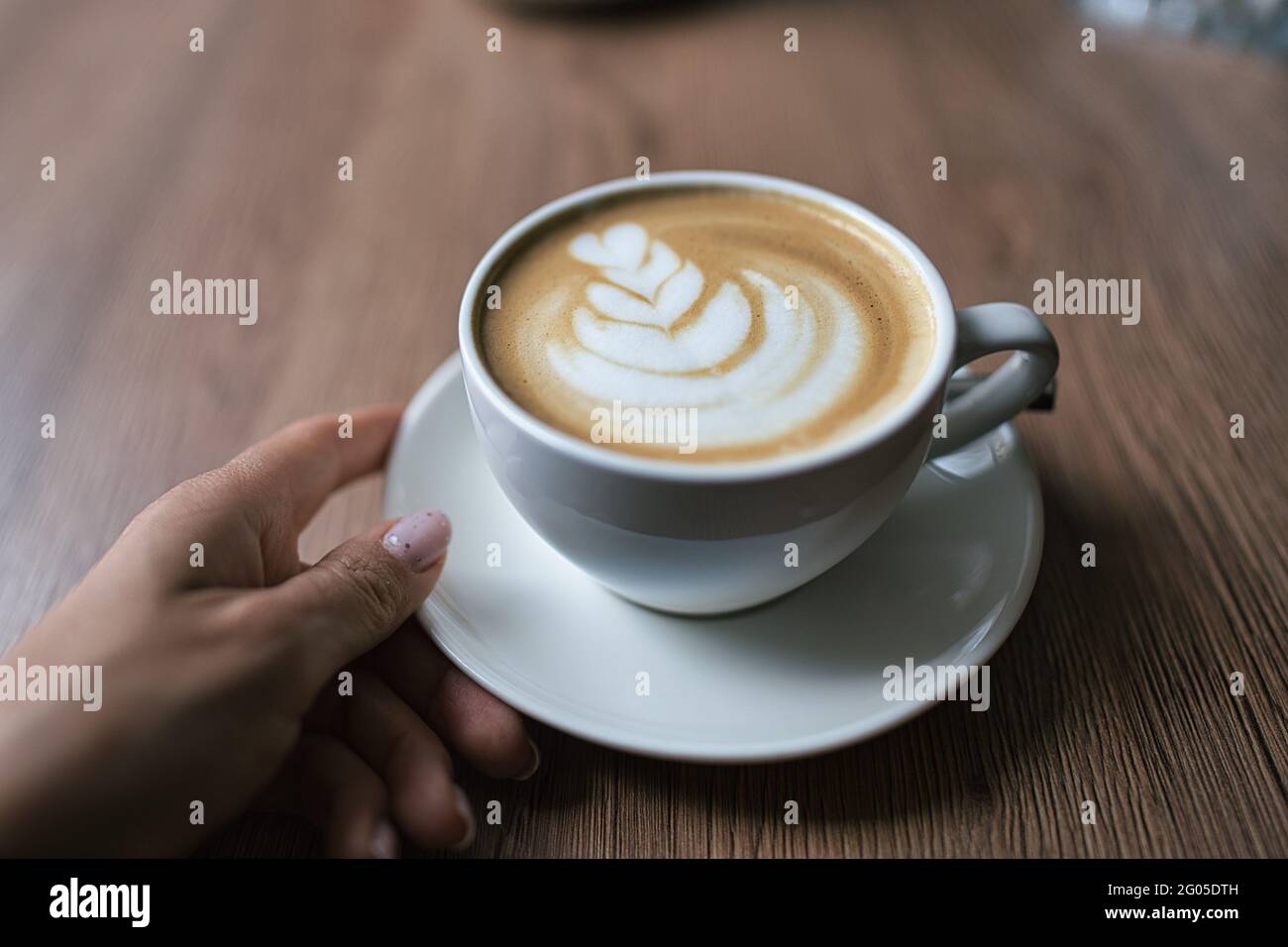 Vue de dessus une tasse de café chaud sur une table en bois. Style vintage Banque D'Images