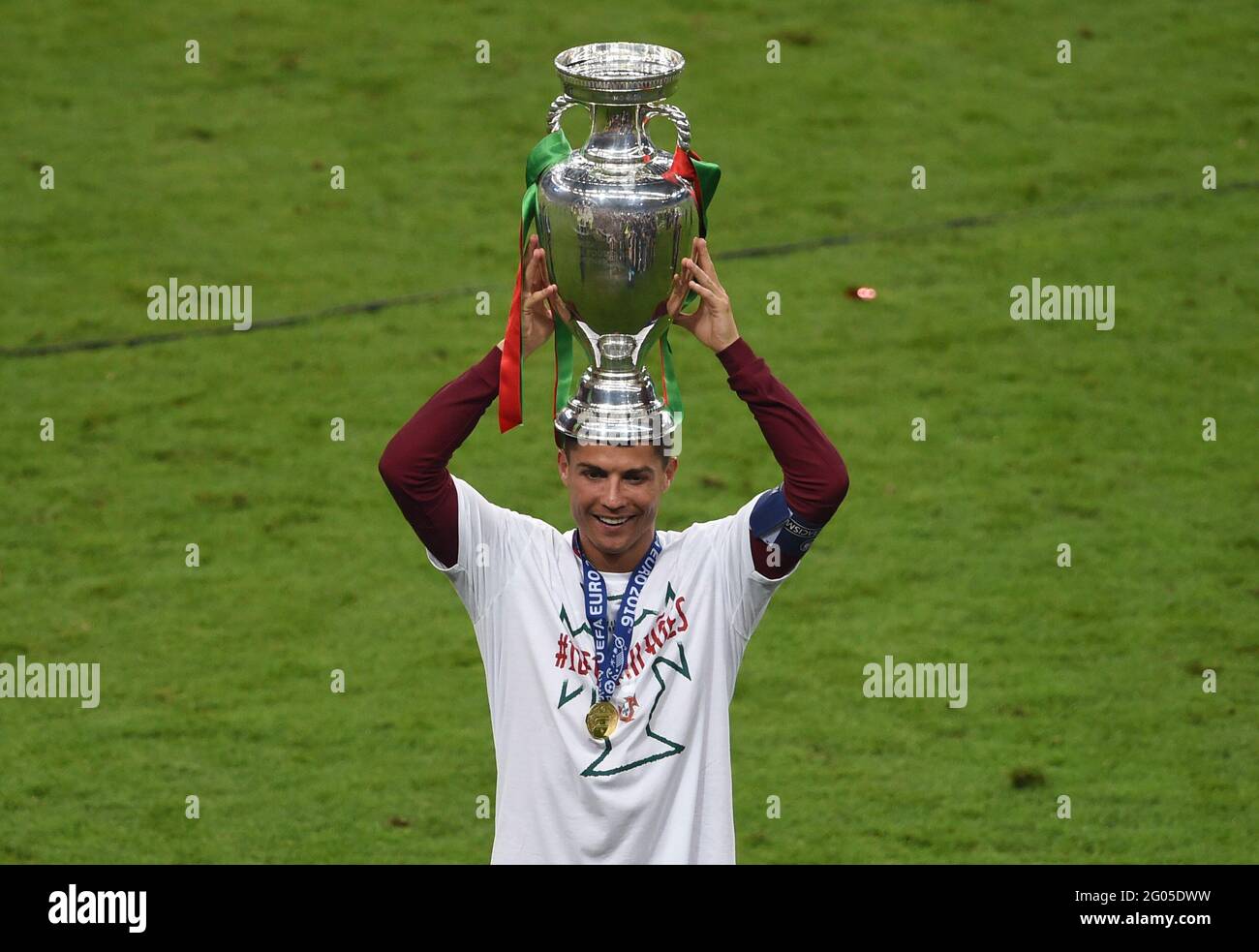Photo du dossier en date du 10-07-2016 du Portugal Cristiano Ronaldo avec le trophée après avoir remporté la finale de l'UEFA Euro 2016 au Stade de France, Paris. Date de publication : le mardi 1er juin 2021. Banque D'Images