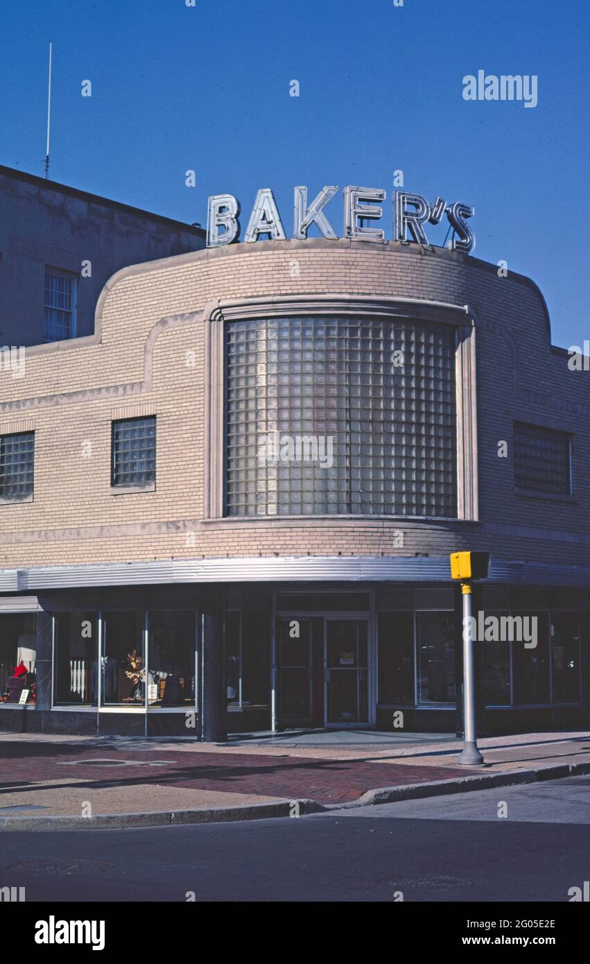 Amérique des années 1980 - Baker's Men's Store, State & W 7th Street, Erie, Pennsylvania 1988 Banque D'Images