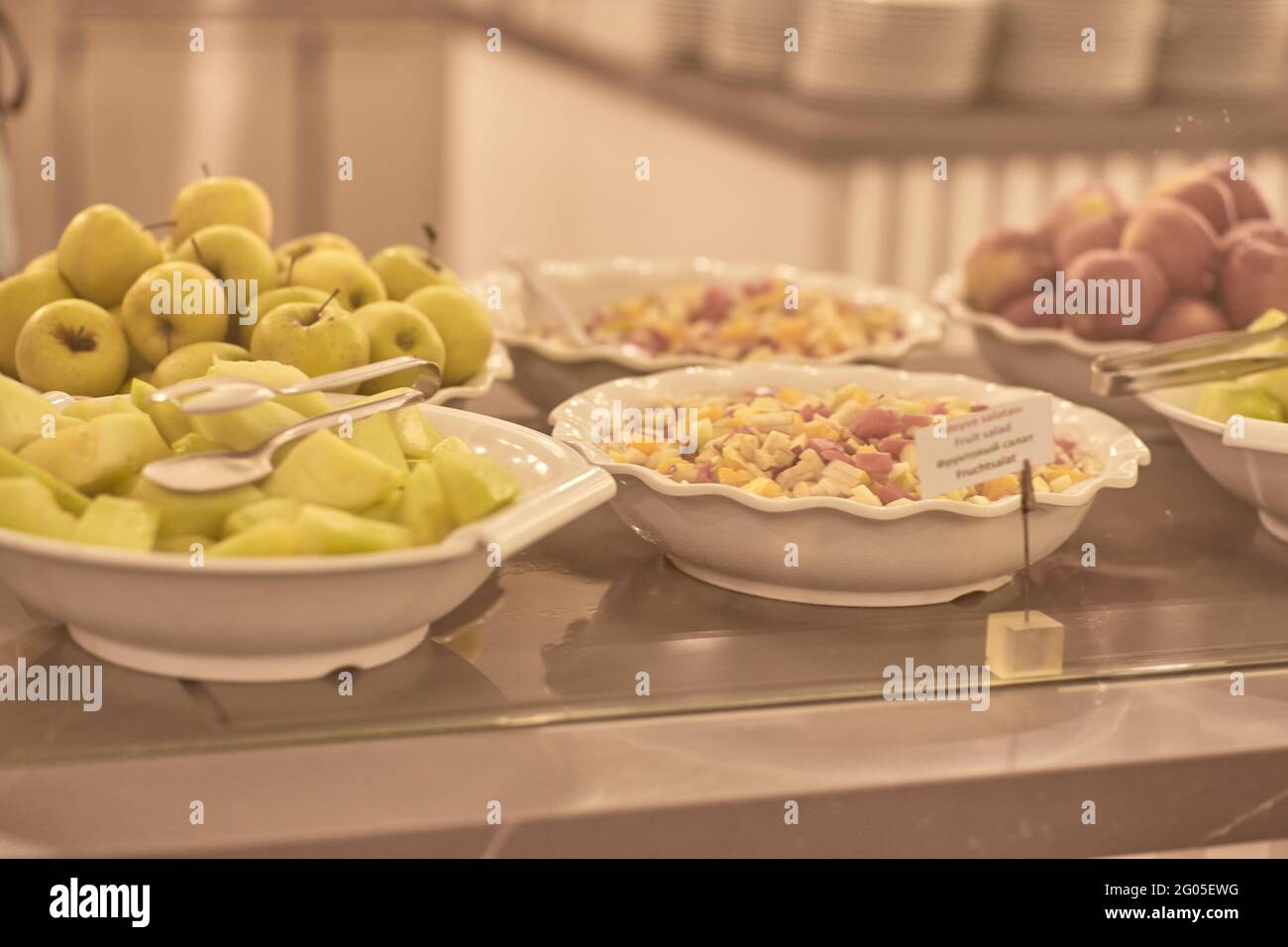 Restaurant tout compris, repas tout compris : un grand assortiment de plats pour différents goûts. Type populaire de service de nourriture pendant la saison des fêtes. Photo de haute qualité Banque D'Images