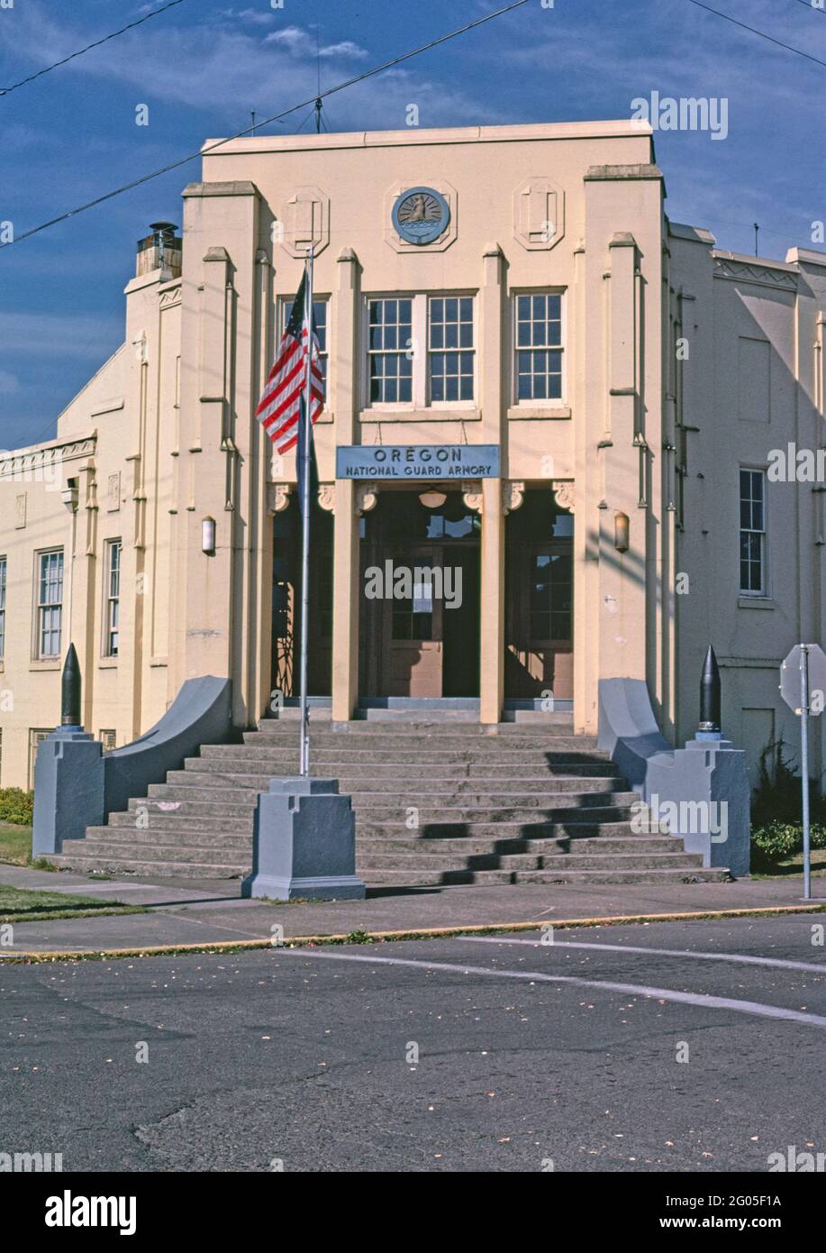 Années 1980 États-Unis - Oregon National Guard Armory, Washington et 7th Streets, Cottage Grove, Oregon 1987 Banque D'Images