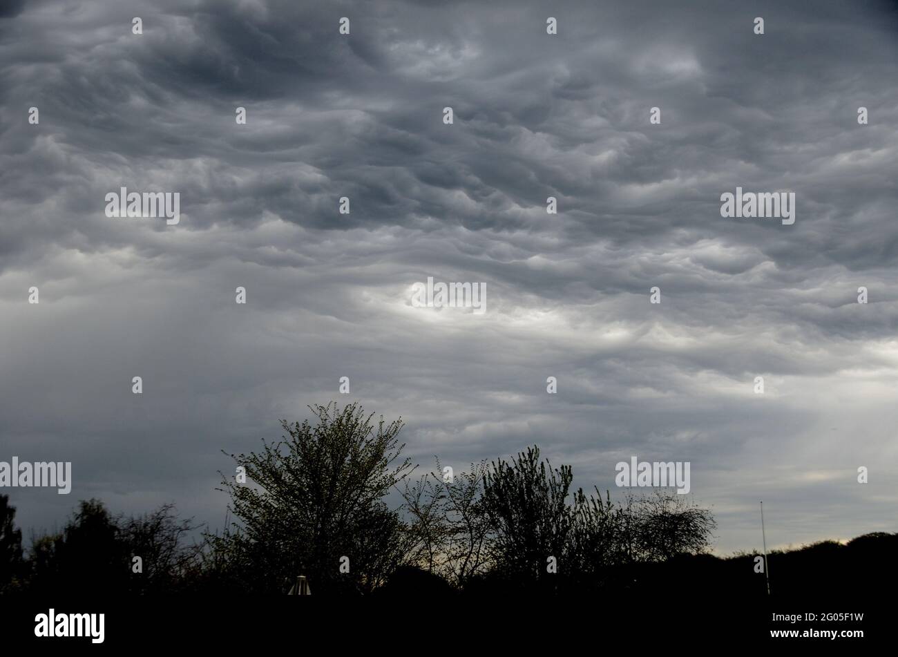 Les nuages de tempête forment un œil dans le ciel. Banque D'Images