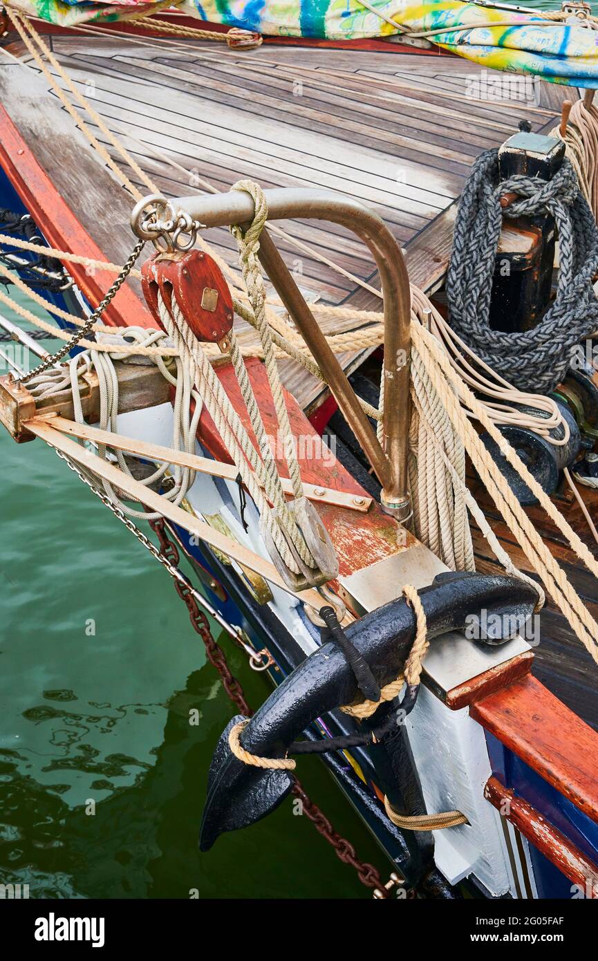 Détail d'un voilier en bois amarré au port Banque D'Images