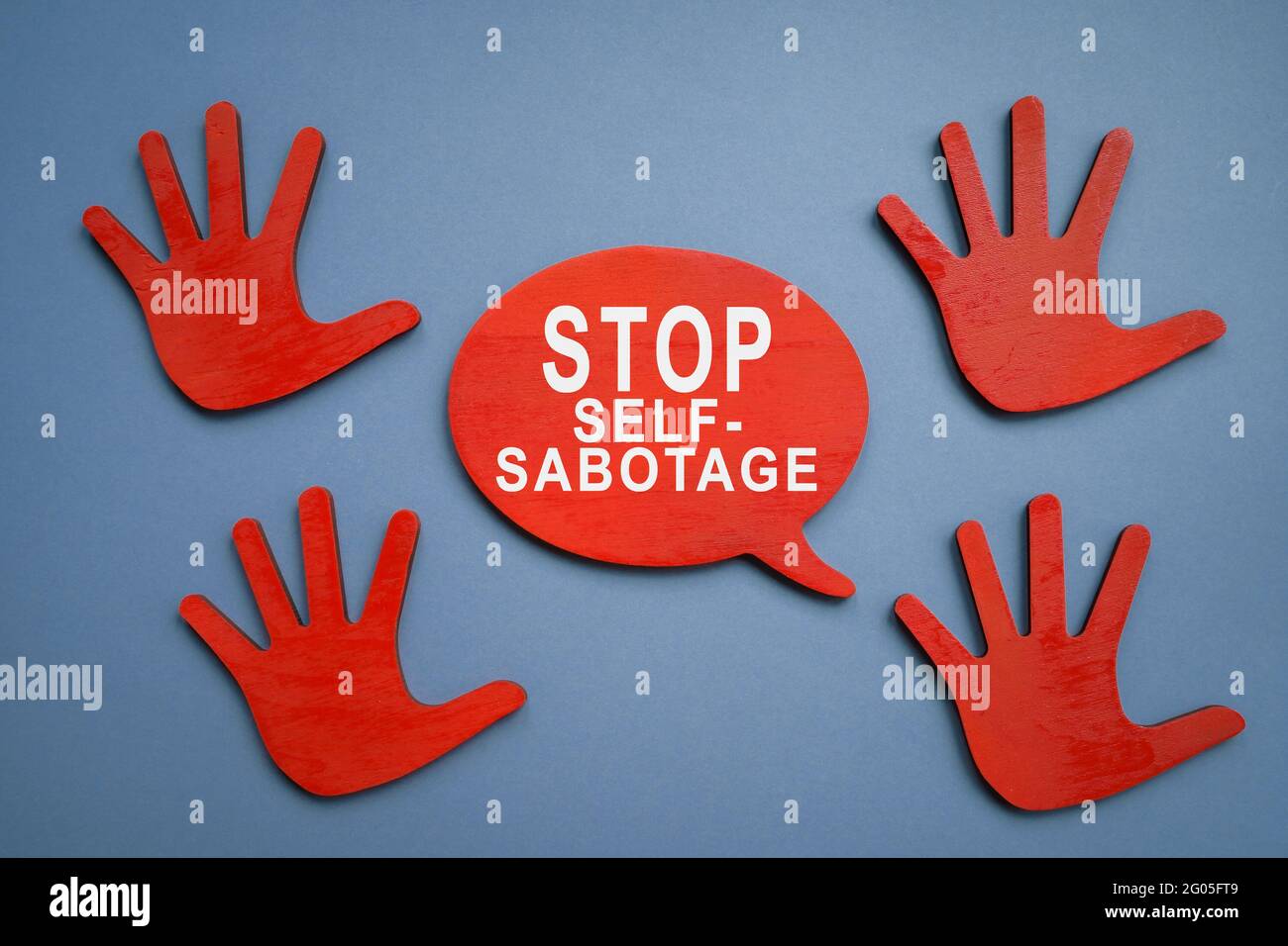 Stop auto sabotage signe et mains en bois. Banque D'Images