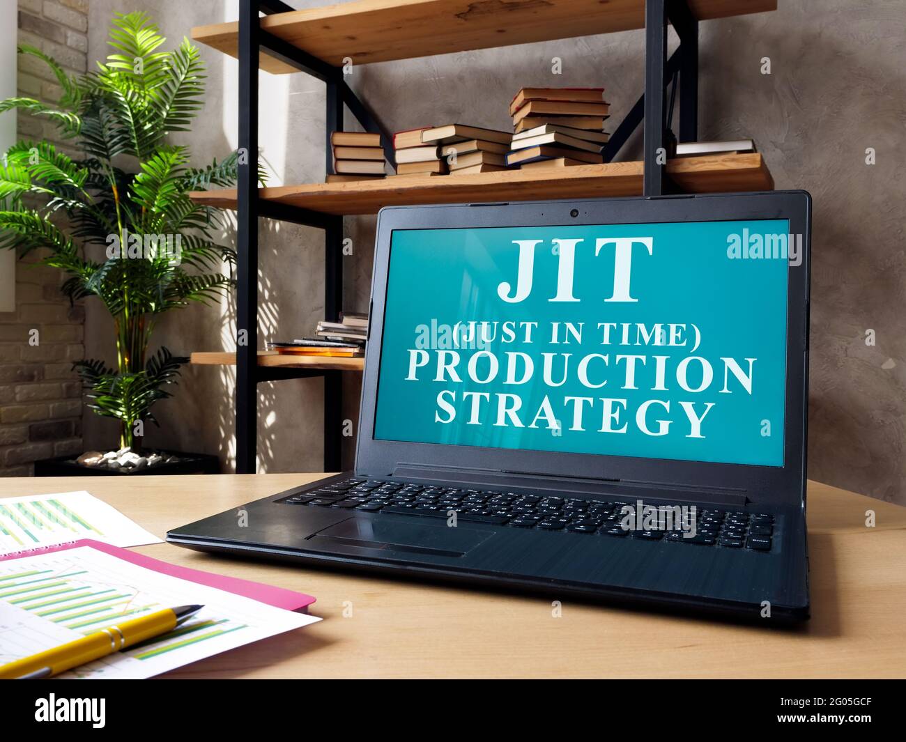 Ordinateur portable avec JIT, stratégie de production juste à temps. Banque D'Images