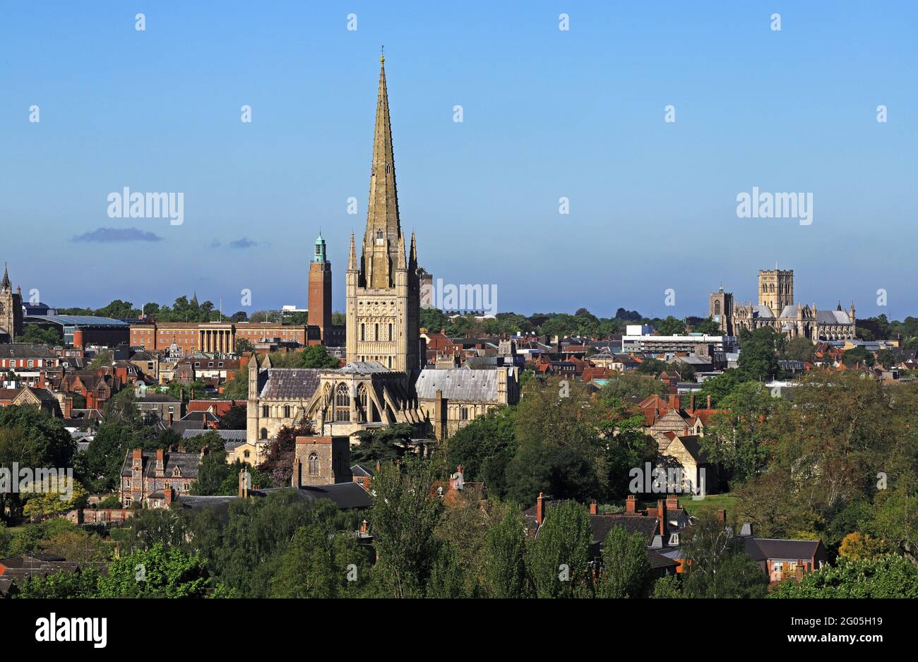 Vue sur la ville avec la cathédrale normande, la cathédrale catholique romaine et l'hôtel de ville de Norwich, Norfolk, Angleterre, Royaume-Uni. Banque D'Images